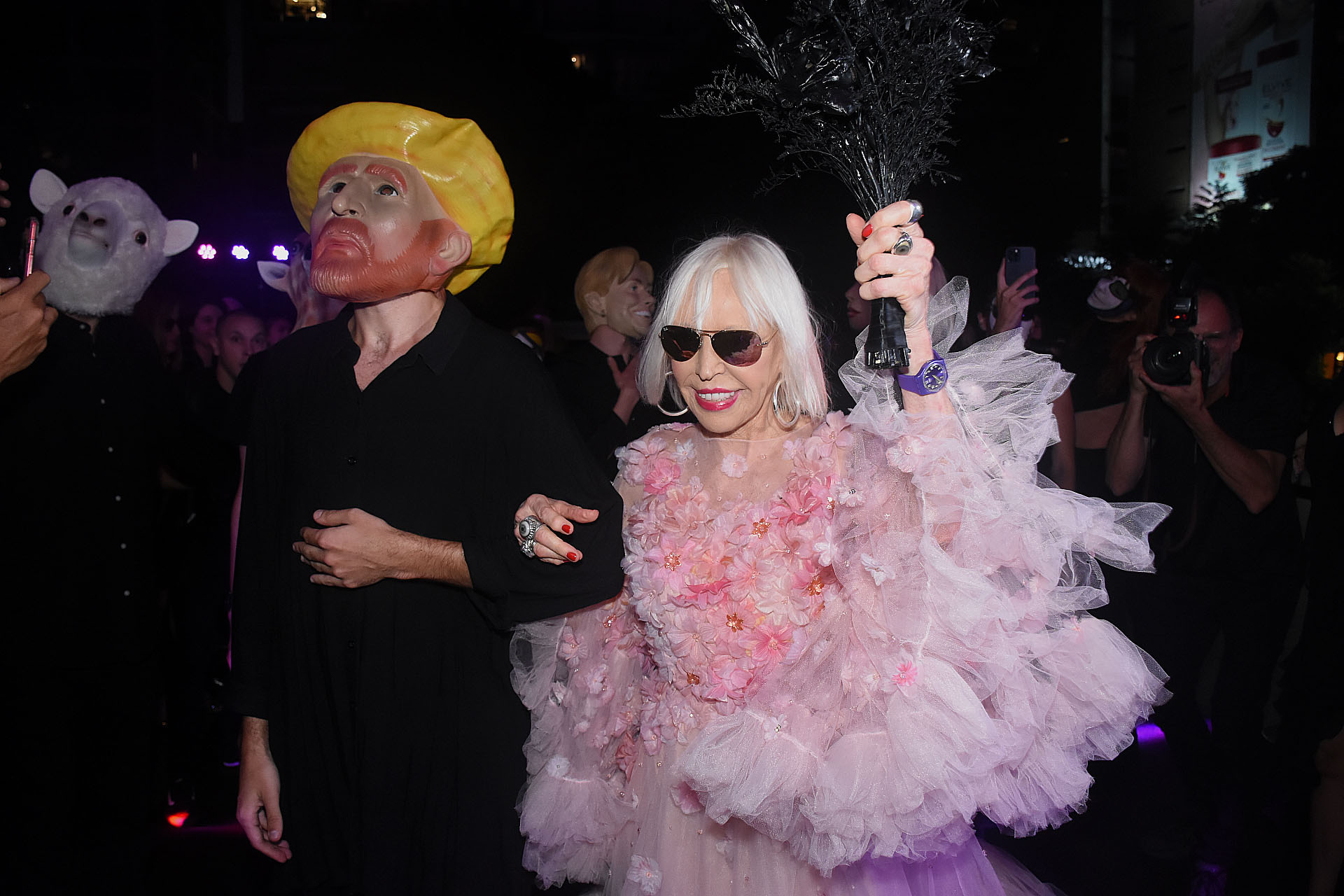 El vals “El Danubio Azul” de Strauss marcó el inicio oficial de la fiesta con Marta en el centro, seguida por el resto de los invitados