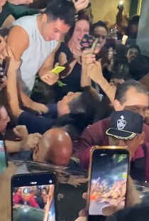 The madness of the public in Palermo to see Messi on a grill