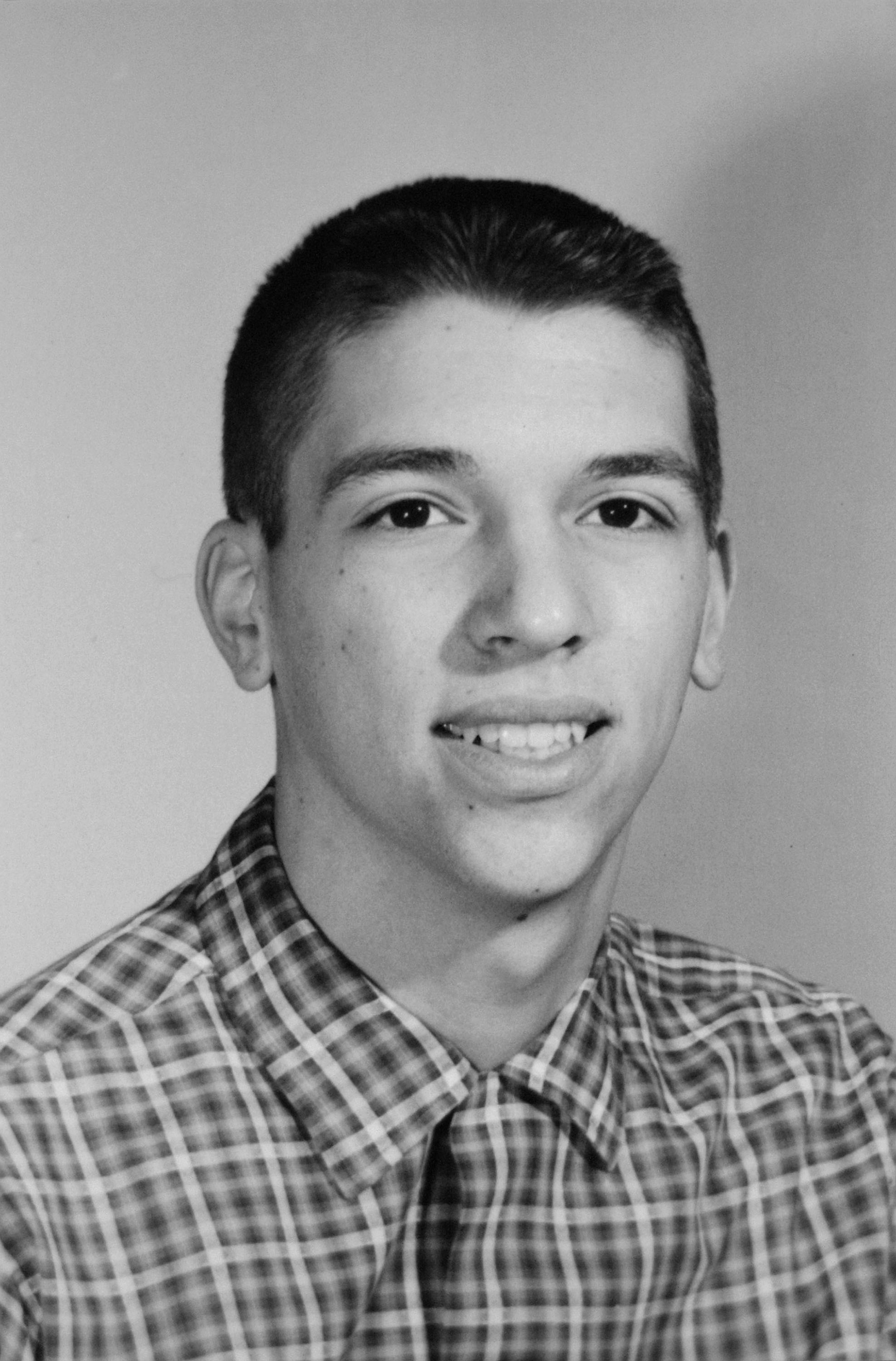 La foto de Robert Phillip Hanssen en el libro de la escuela secundaria  (Taft High School) en 1962 (Photo by Tim Boyle/Newsmakers, Courtesy of William Howard Taft High School)
