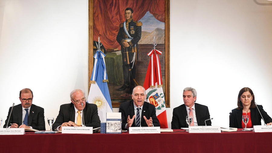 El libro fue presentado en el Palacio San Martín. Contó con la presencia del autor y de diplomáticos de ambos países (TELAM/Raul Ferrari)