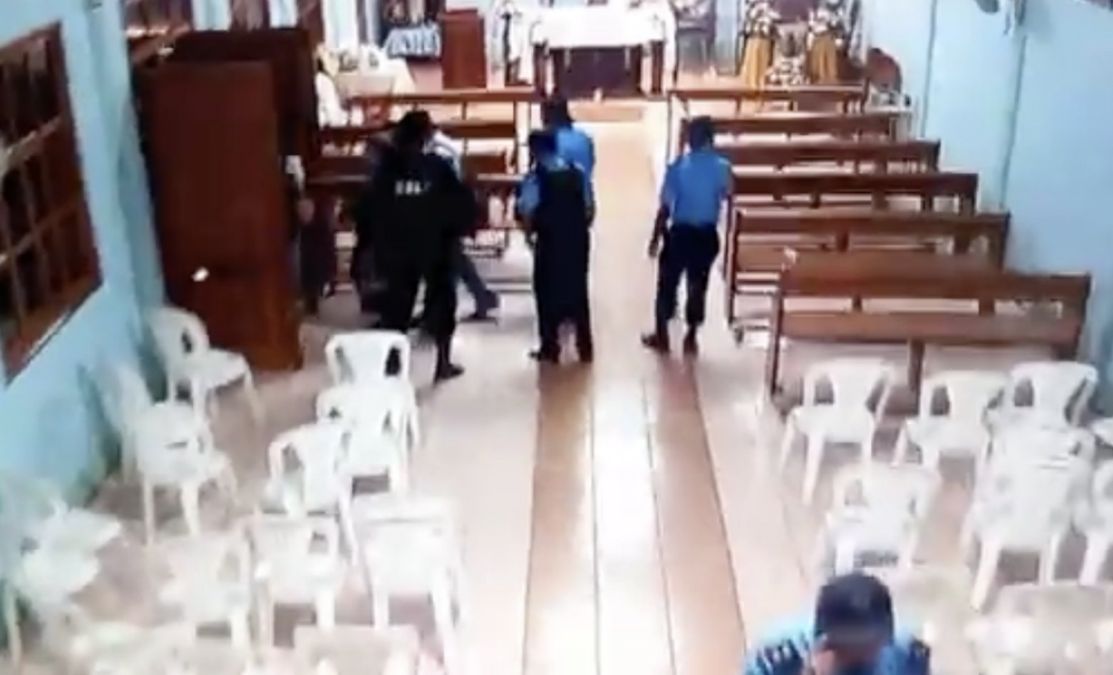 Policiais entraram violentamente na capela do Menino Jesus de Praga, na cidade de Sébaco. (Foto nas redes sociais)