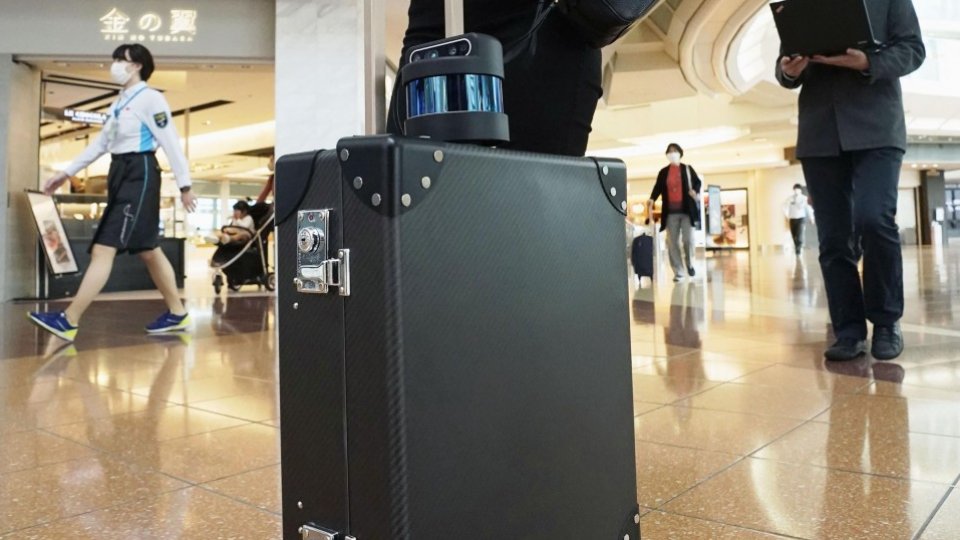 Esta maleta tiene inteligencia artificial y ayuda a personas con discapacidad visual