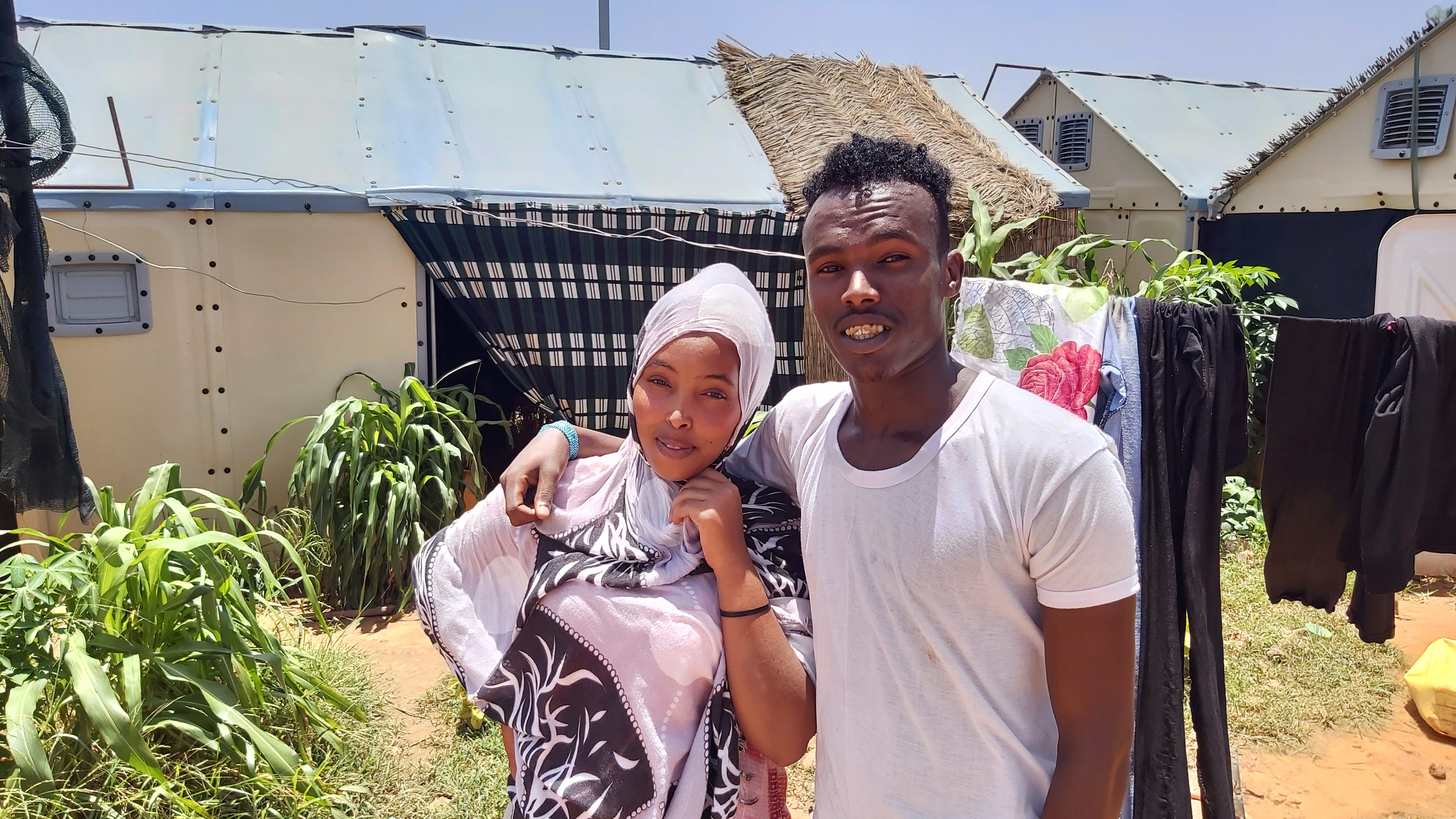 Ubah Mohamed Mamud posa para una fotografía con su marido Mohydin Mohamad Omer fuera de sus dormitorios en el campo de refugiados de Hamdallaye en Níger el 29 de julio de 2020 (ACNUR/Selim Meddeb/ via REUTERS)