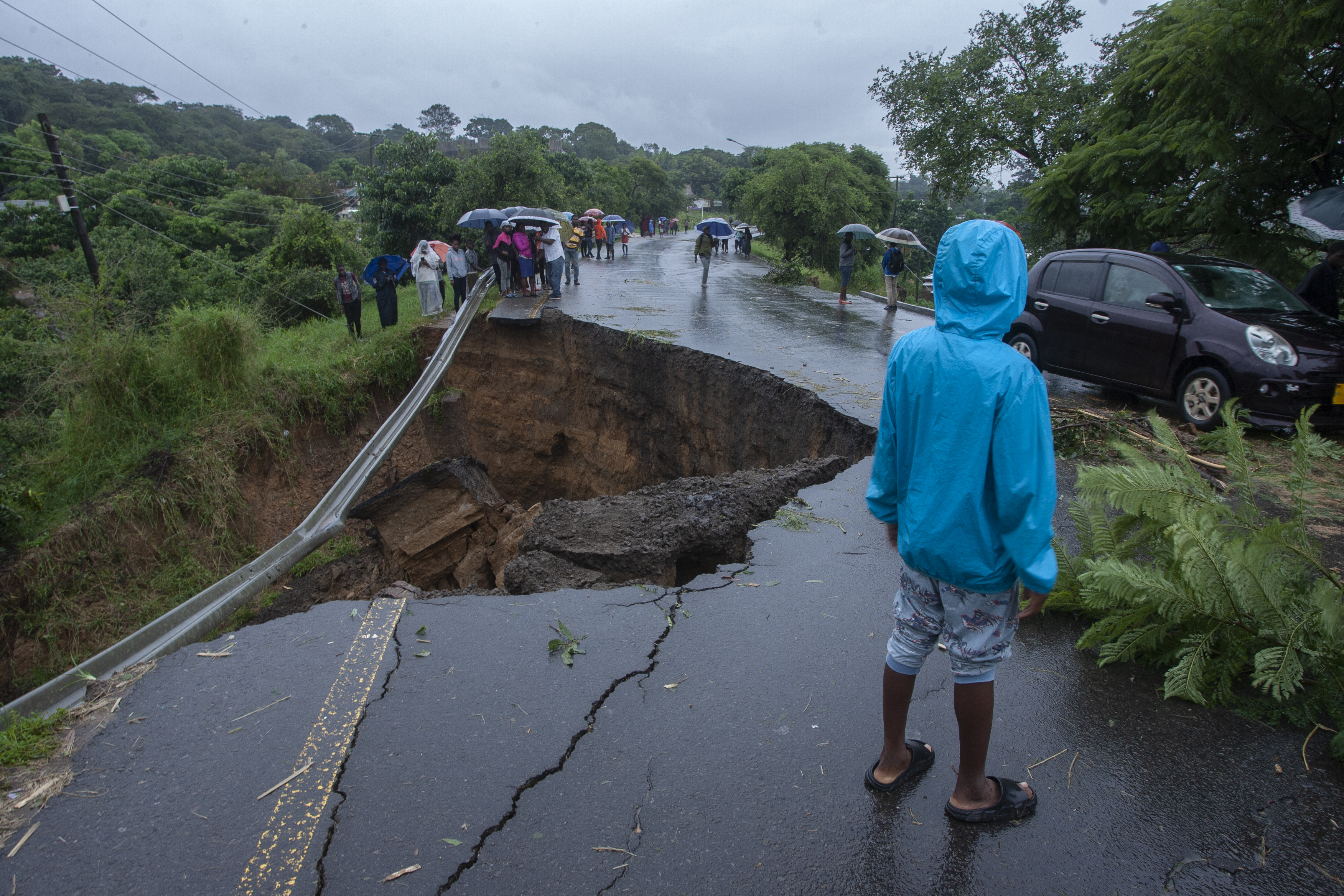 Una vista general de una carretera colapsada causada por las inundaciones debido a las fuertes lluvias que siguieron al ciclón Freddy en Blantyre, Malawi, el 13 de marzo de 2013. (Foto de Amos Gumulira / AFP)
