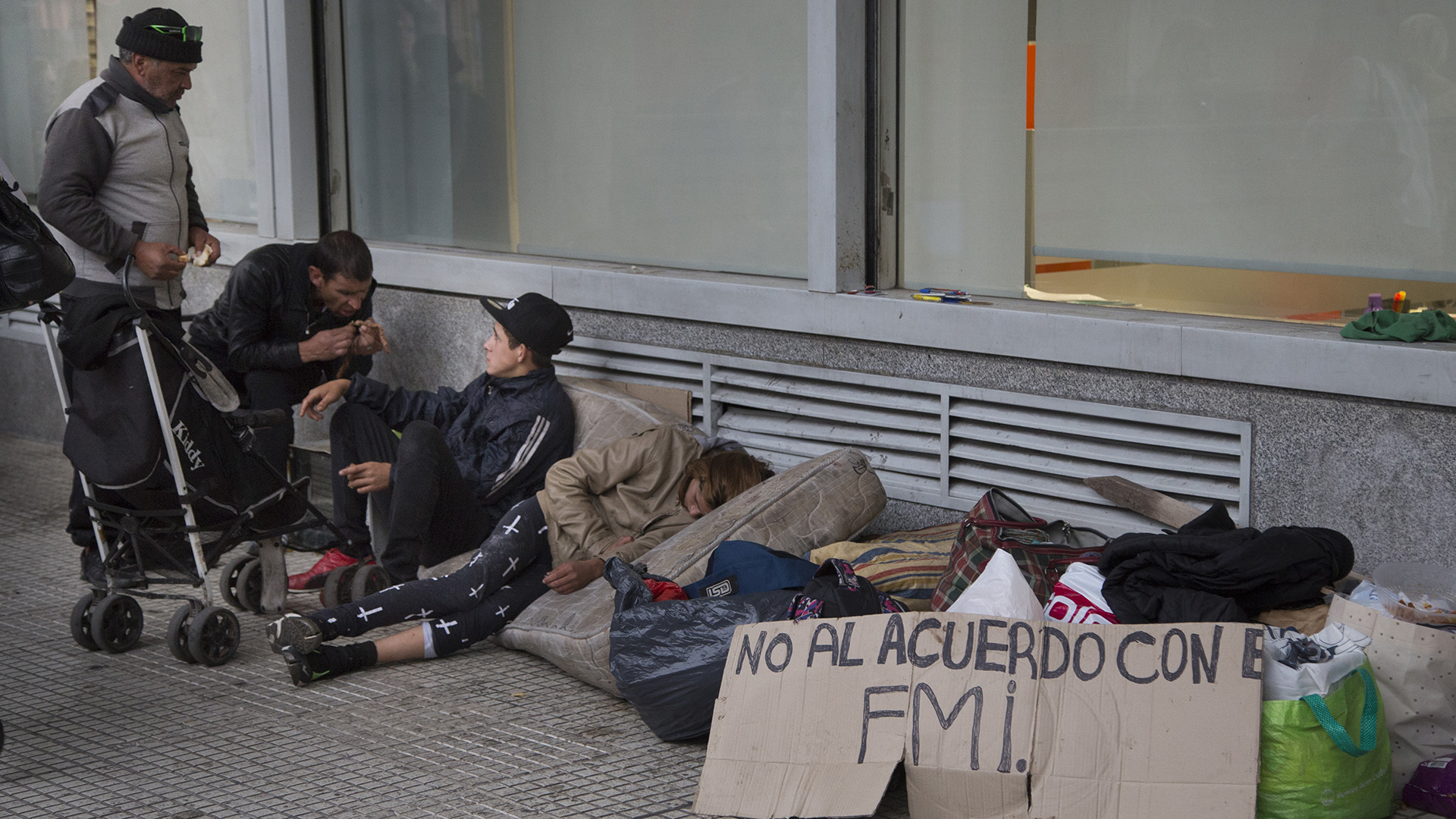 Los dirigentes piqueteros exigen que el IFE 5 se haga extensivo a unas cuatro millones de personas. Aseguran que hay indigentes que no lo percibirán 