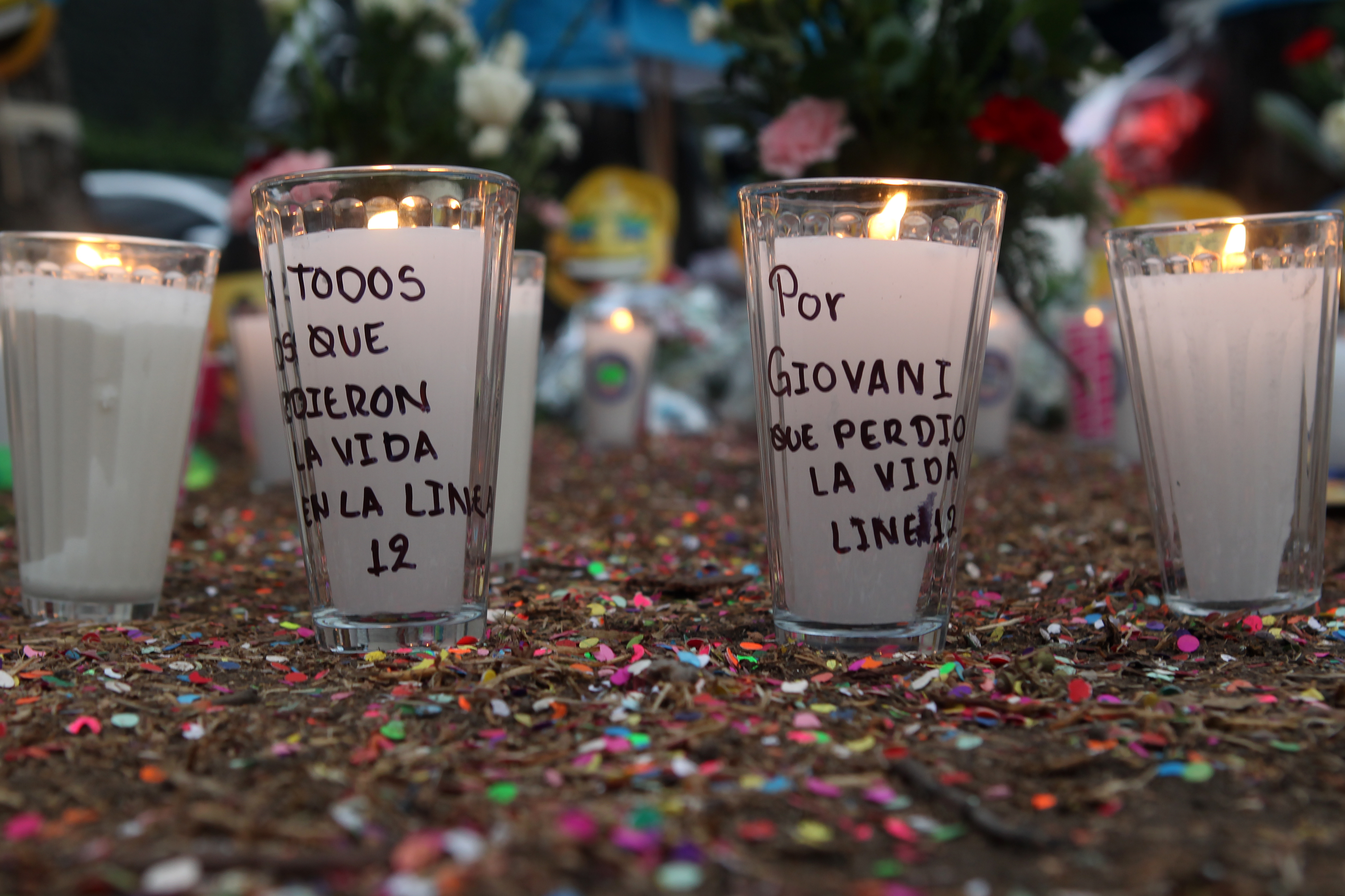 Candles placed to honor the fatalities of the collapse of the bridge on Line 12 of the subway on the night of May 3, Mexico City in front of the scene of the incident.  May 7, 2021. Photo: Karina Hernández / Infobae