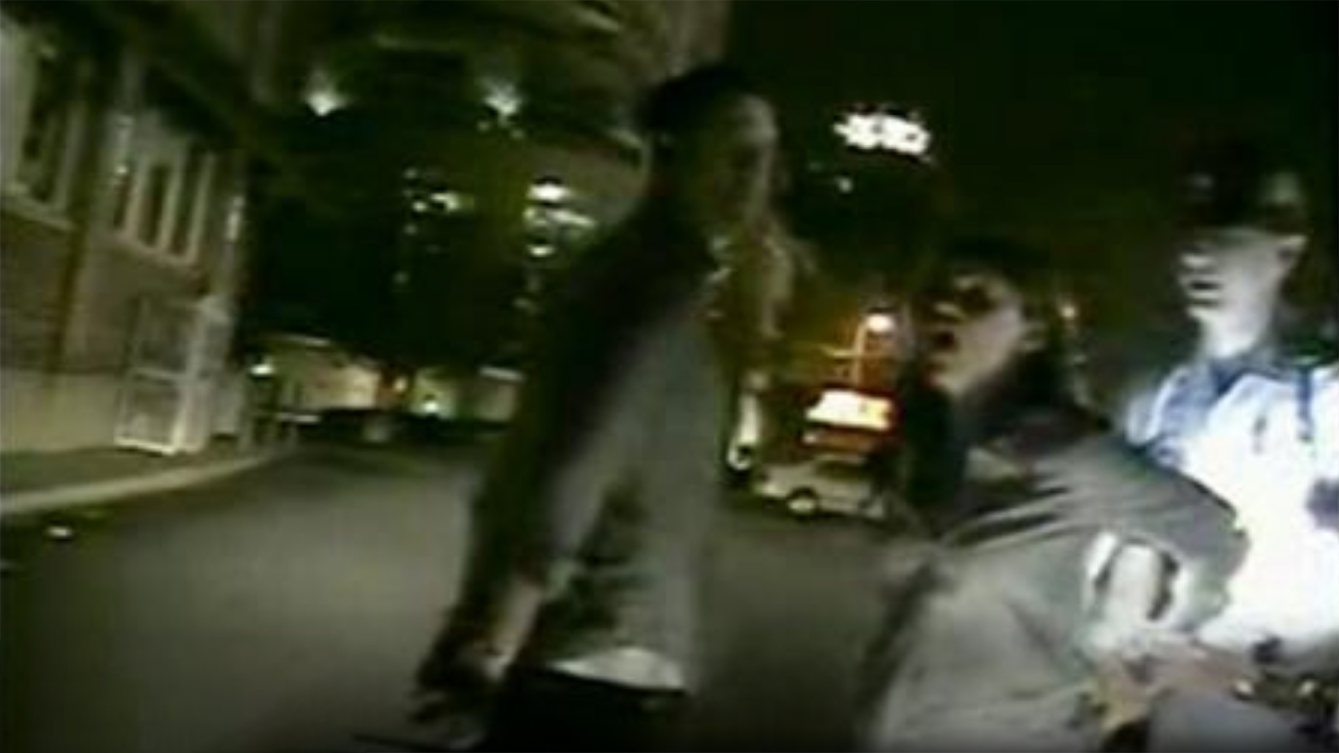 Reese Witherspoon es vista siendo detenida junto a su marido Jim Toth en Atlanta, Georgia, en esta imagen fija de un video del 19 de abril de 2013 publicado por la Patrulla Estatal de Georgia (REUTERS)