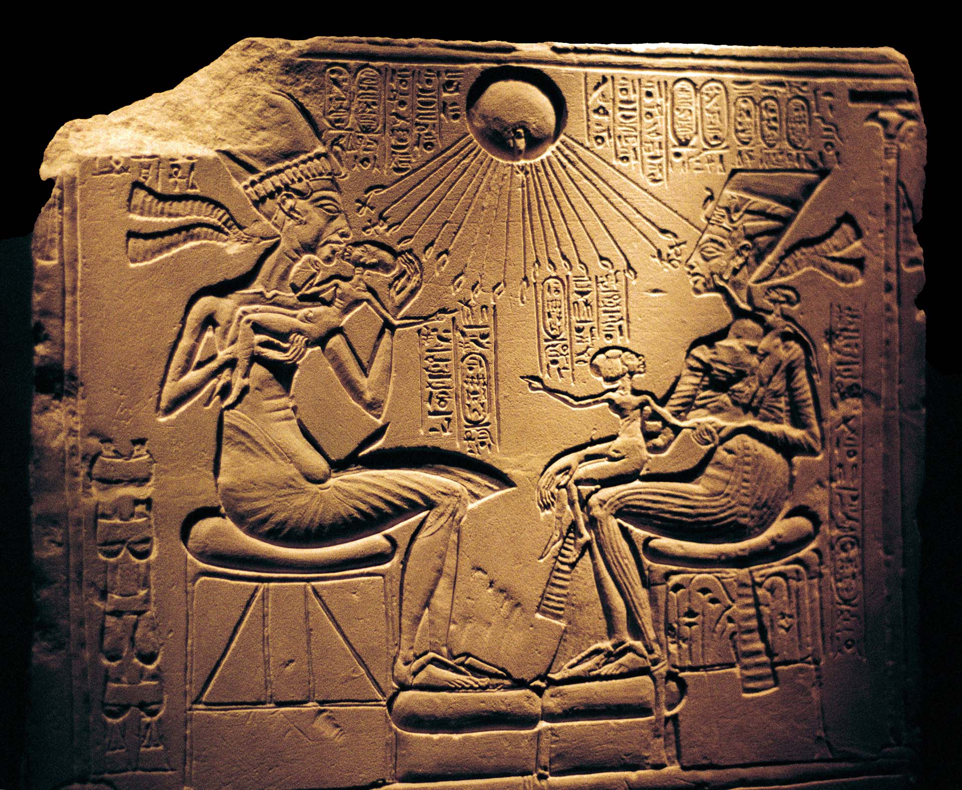 Relieve que muestra a Nefertiti (c1370-c1330 a. C.) Gran esposa real (consorte principal) y el faraón egipcio Akhenaton, y sus hijos, con Atón, el disco solar al que adoraban