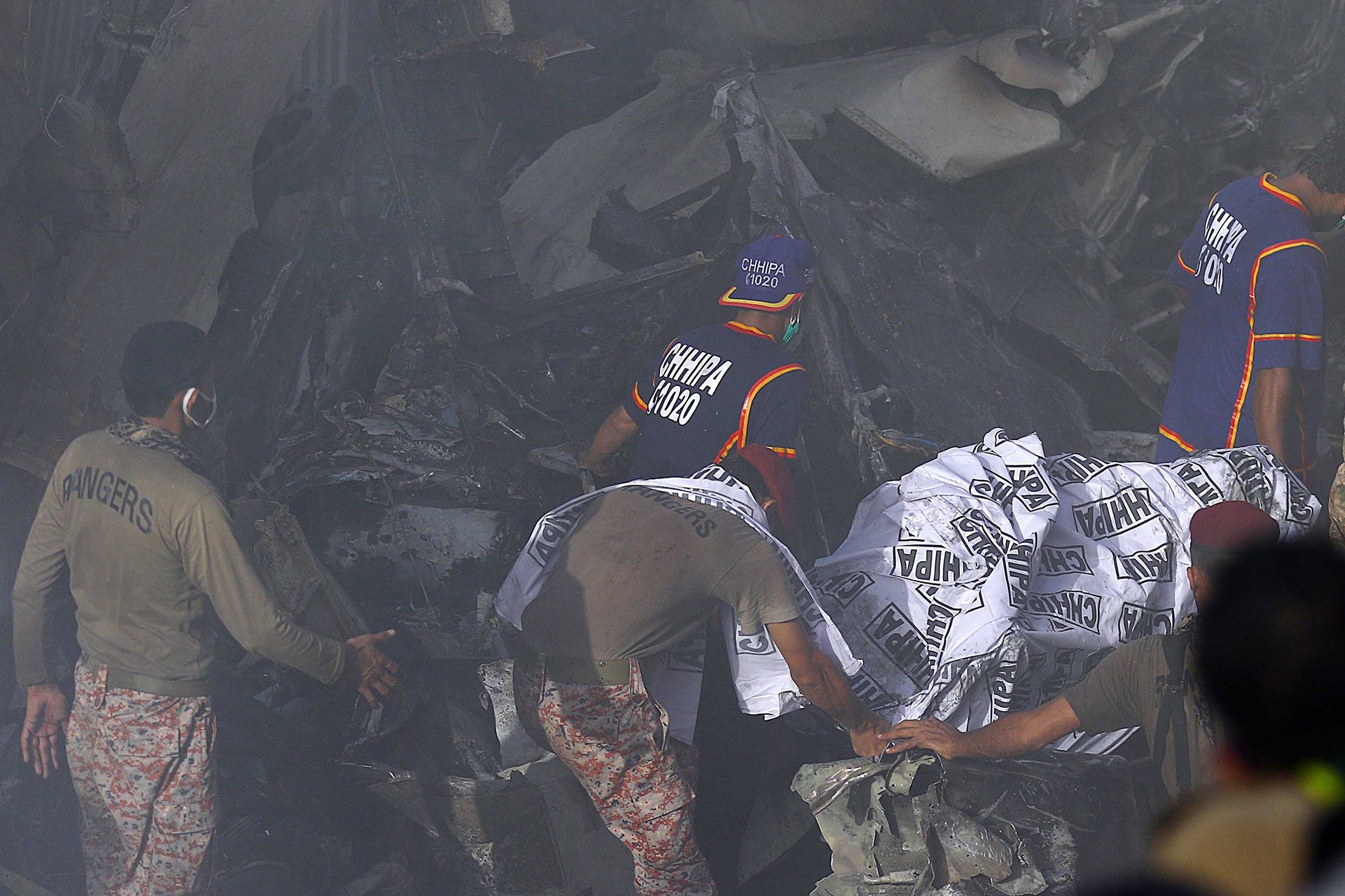 Las televisiones locales mostraron imágenes de una inmensa columna de humo saliendo de una zona de viviendas (EFE/EPA/SHAHZAIB AKBER)