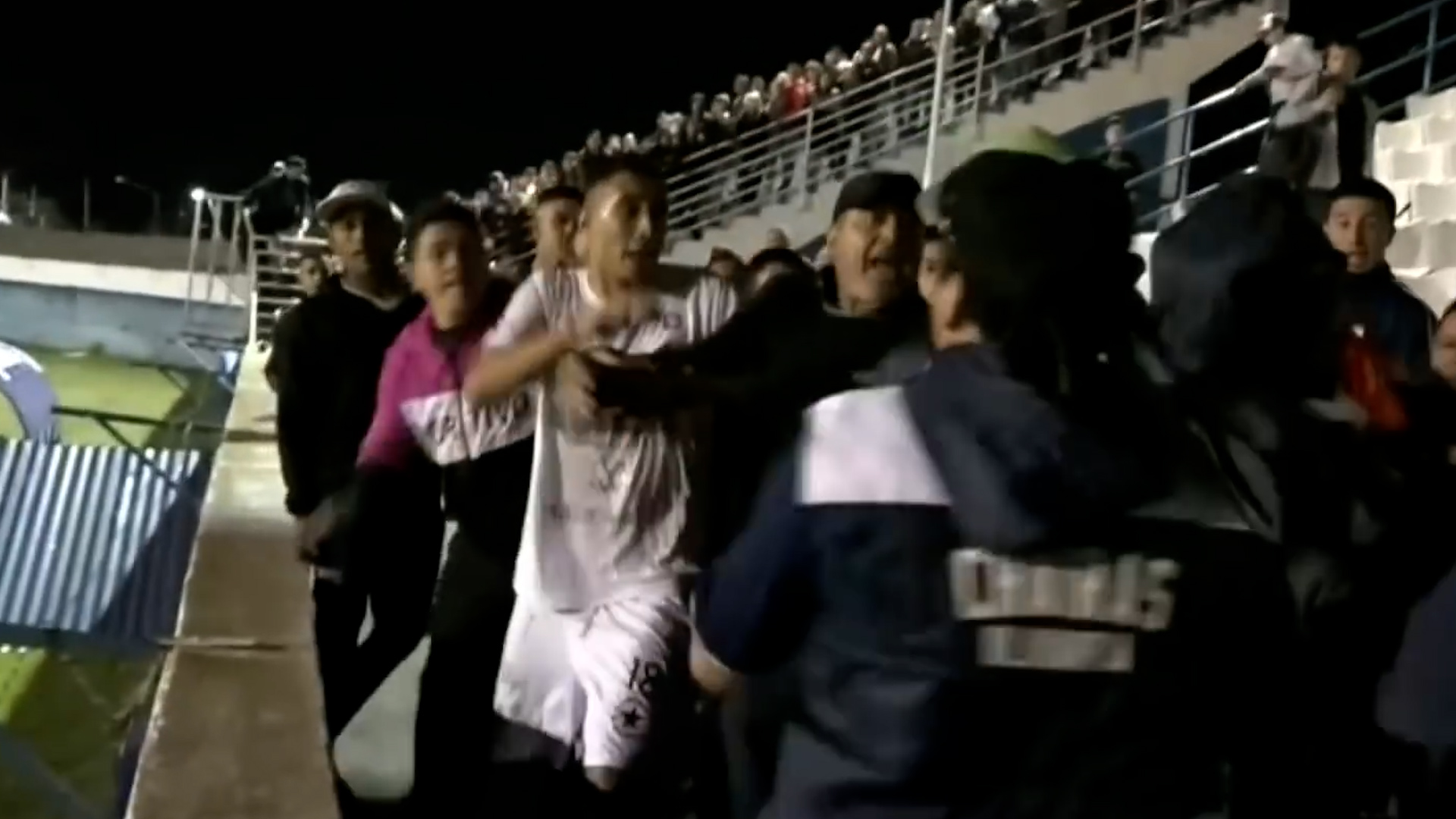 Violencia inédita en el ascenso argentino: los futbolistas subieron a la tribuna y se pelearon con la barra