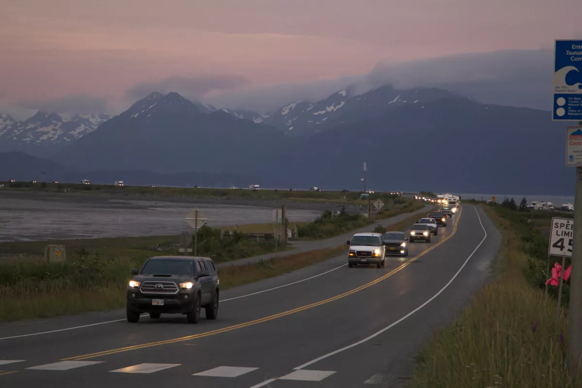 Varios pobladores salen en sus vehículos de Homer Spit, en Homer, Alaska, debido a una alerta de tsunami tras un sismo de magnitud 8.2. (Archivo/ASSOCIATED PRESS)

