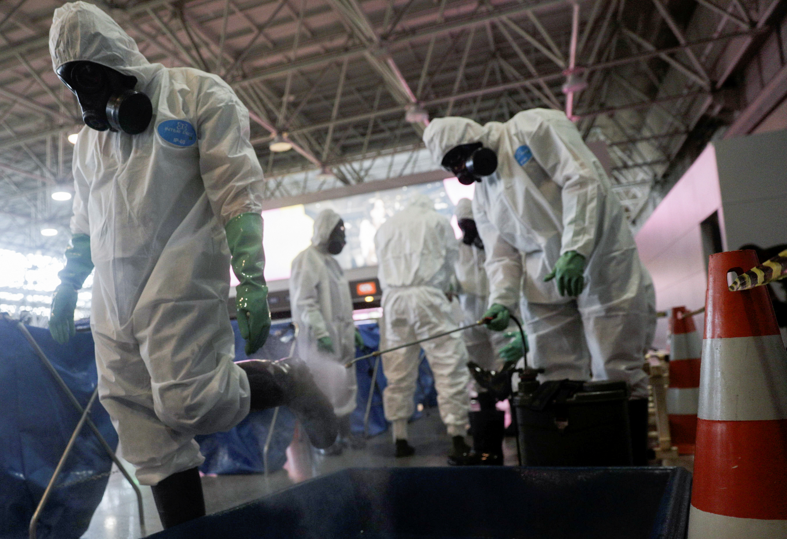 Soldados de la Armada brasileña desinfectan el Aeropuerto Internacional Tom Jobim durante el brote de la enfermedad coronavirus (COVID-19), en Río de Janeiro, Brasil