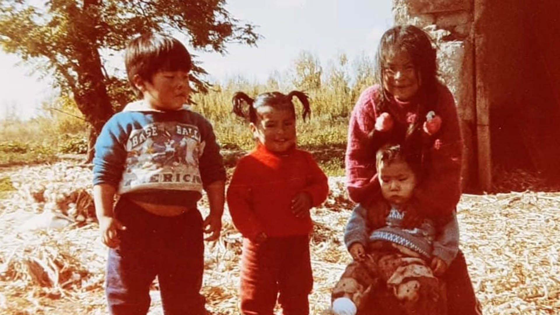 La chica en su infancia con sus hermanos en la finca mendocina