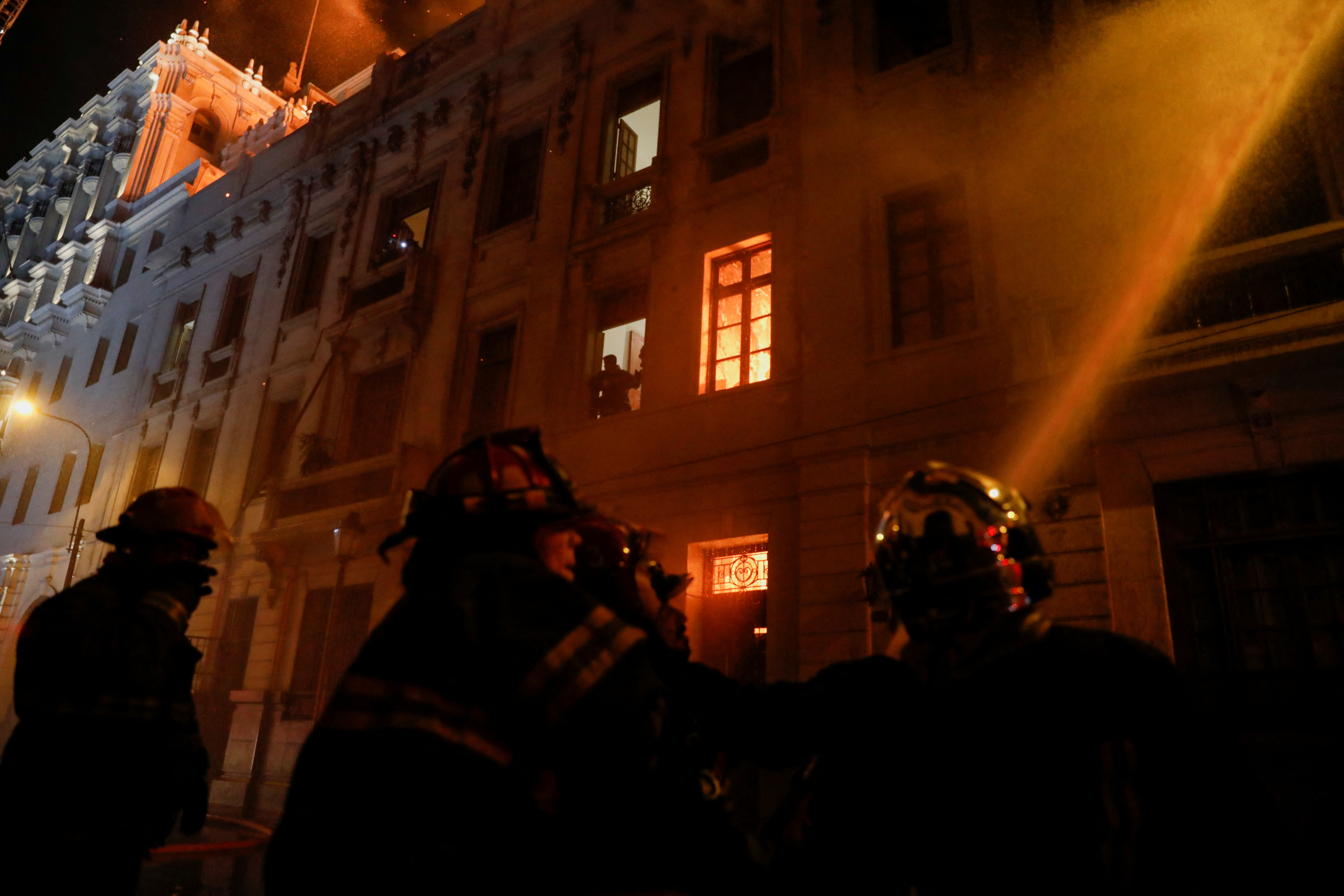 Bomberos intentan apagar el fuego
REUTERS/Alessandro Cinque