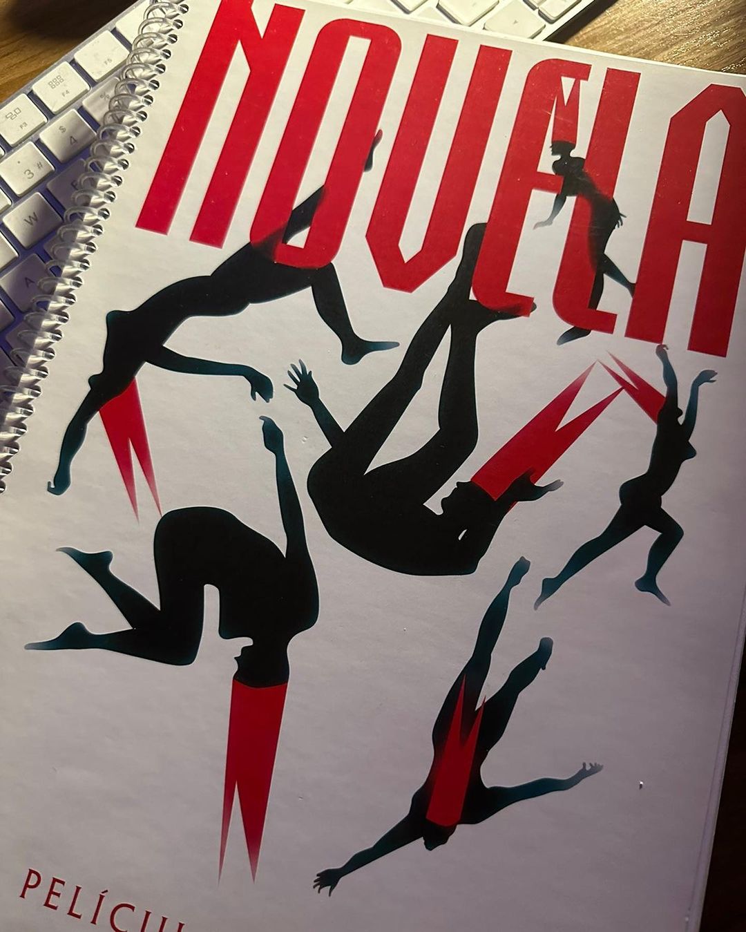 El compositor mostró la portada del guión titulado Novela (Instagram)