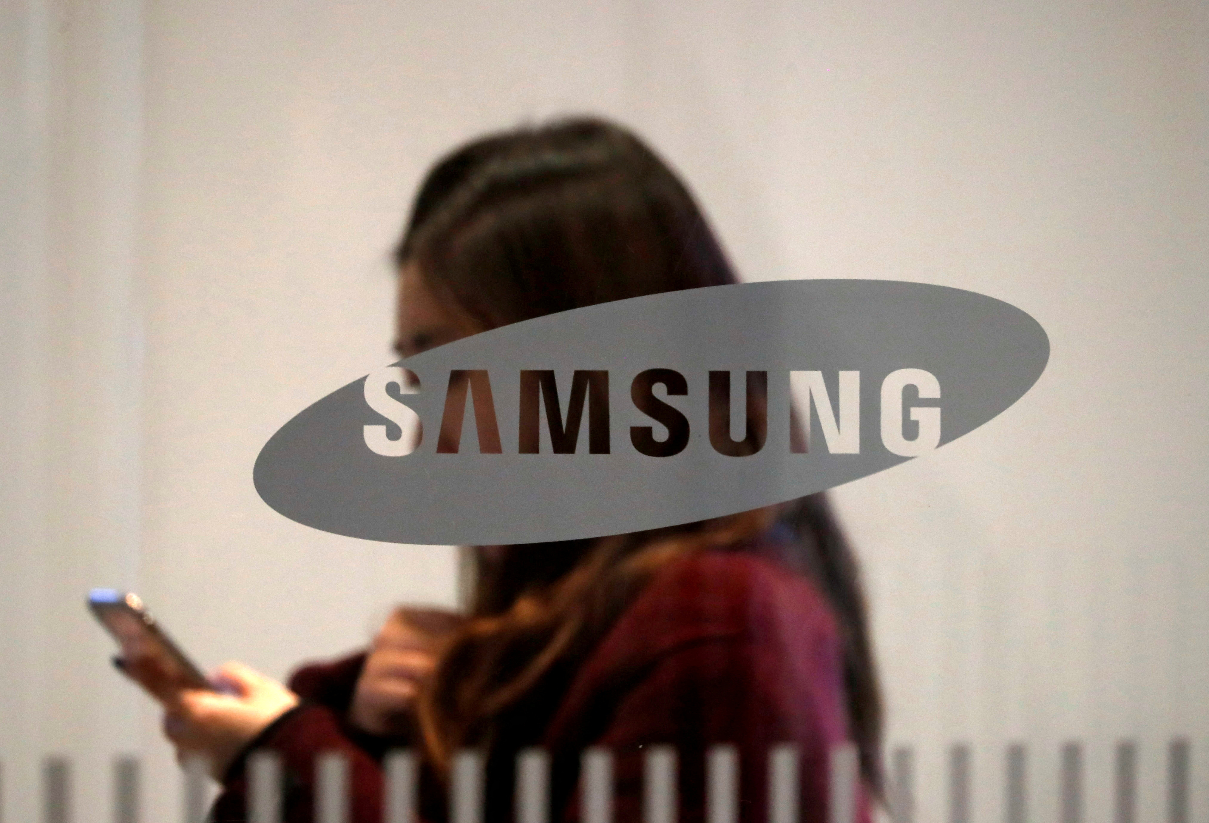 El logotipo de Samsung Electronics se ve en su edificio de oficinas en Seúl, Corea del Sur 7 de enero de 2019. REUTERS/Kim Hong-Ji/Archivo.