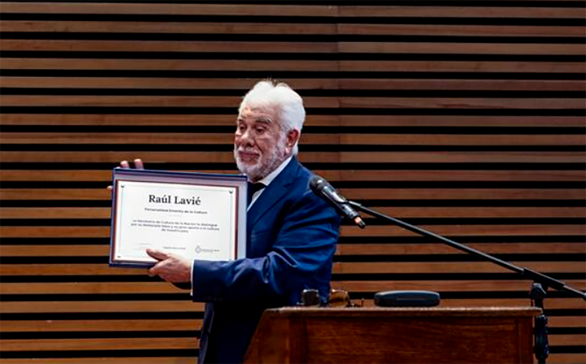 "La m&uacute;sica y la actuaci&oacute;n han sido mi vida": Ra&uacute;l Lavi&eacute; recibi&oacute; la m&aacute;xima distinci&oacute;n cultural y celebr&oacute; sus 75 a&ntilde;os de trayectoria