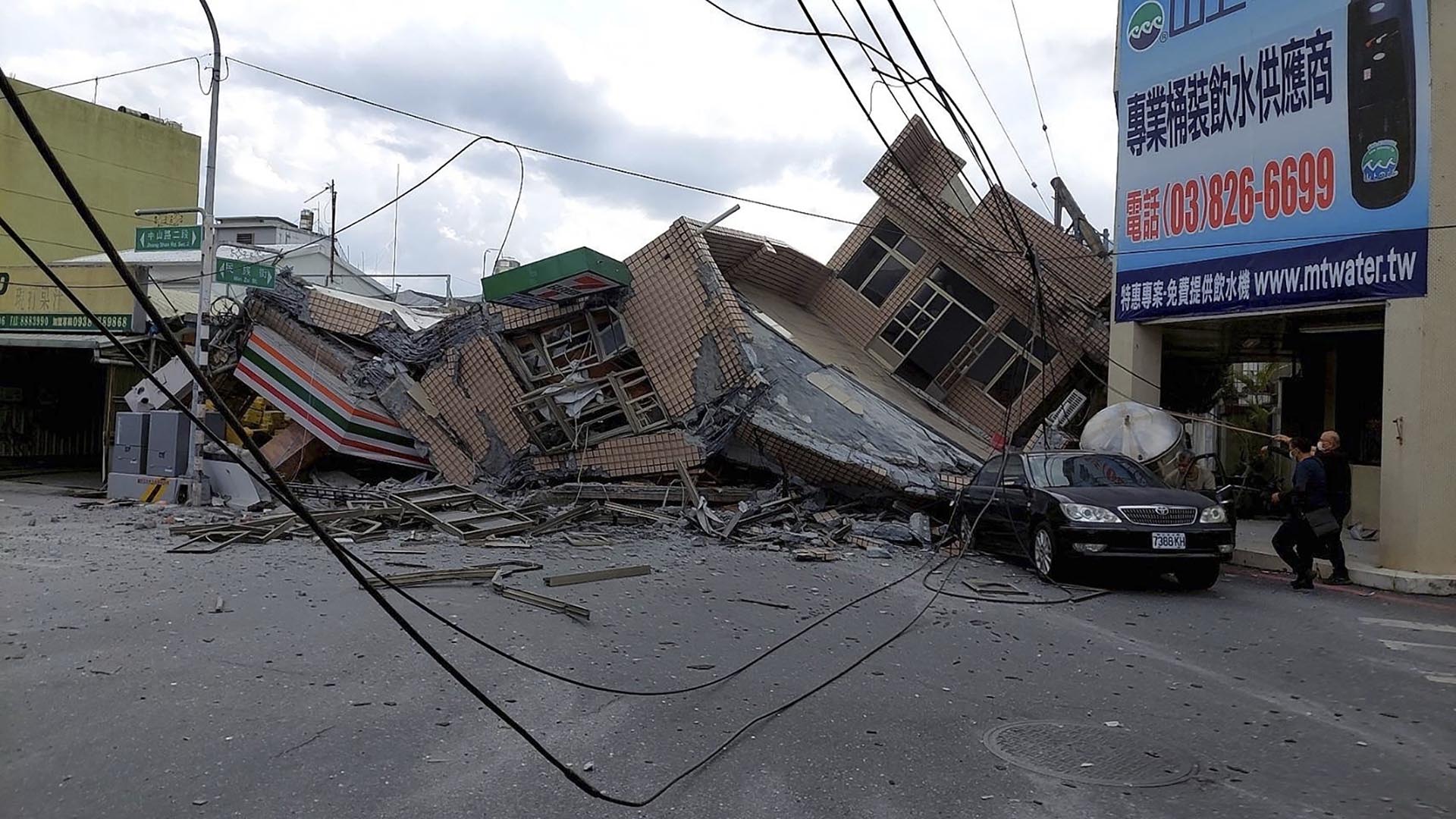 Imagen de uno de los edificios que colapsó en el terremoto. (Hualien County Fire Department via AP)