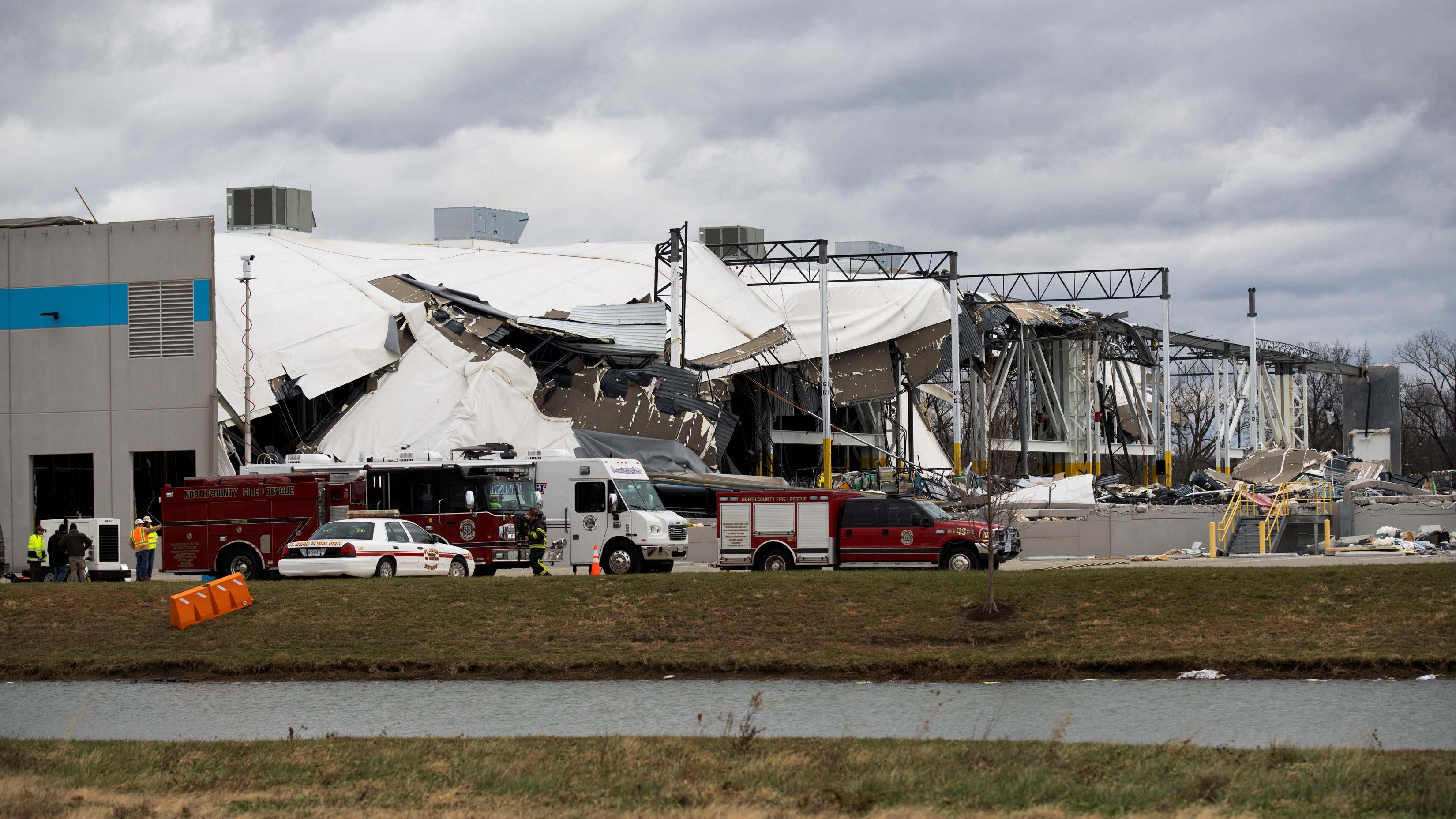 Un techo colapsado de un centro de distribución de Amazon este 11 de diciembre de 2021 después de que un tornado golpeara Edwardsville, en Illinois (REUTERS/Lawrence Bryant)