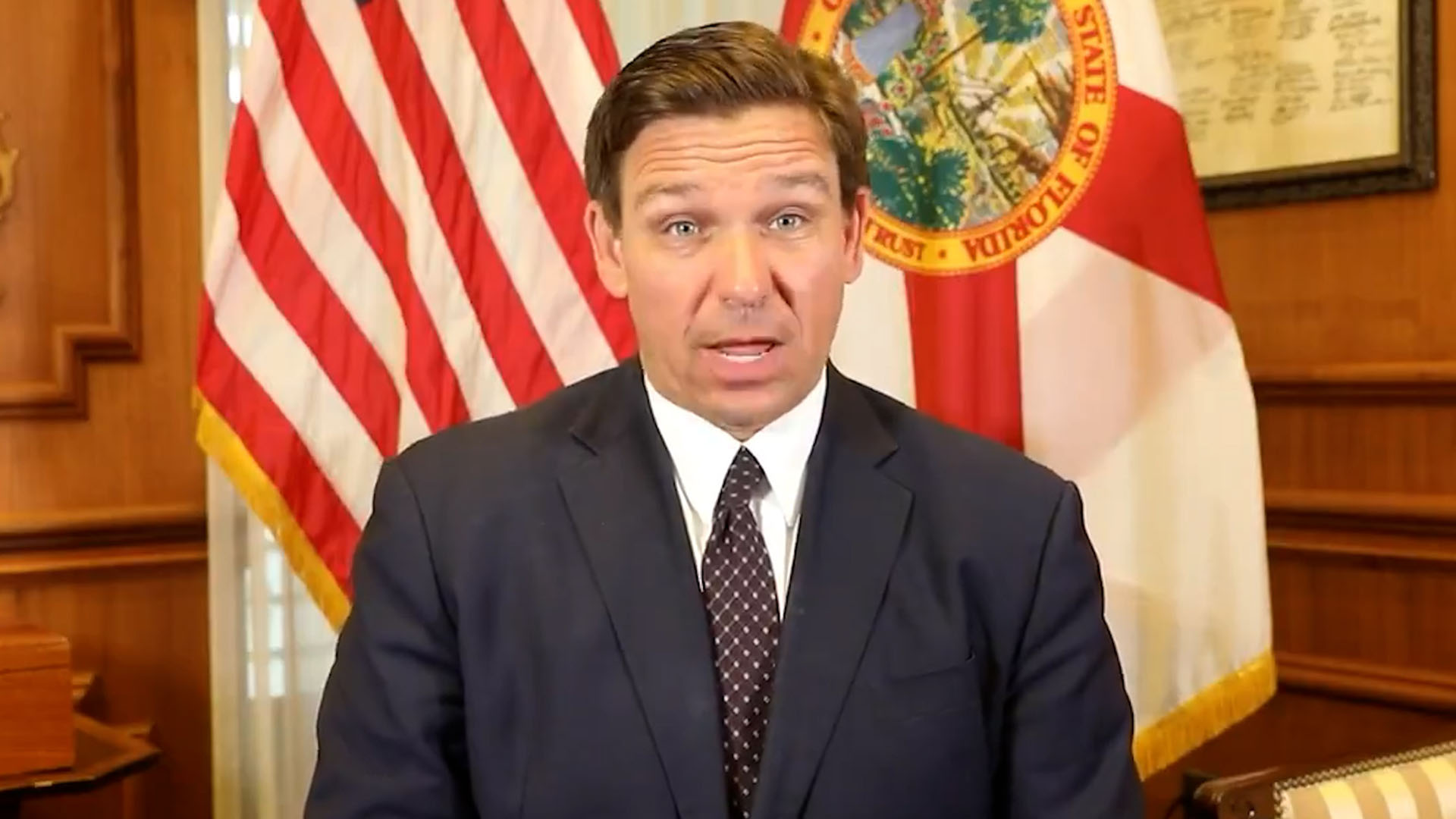 El gobernador Ron DeSantis, fue señalado de llevar a cabo una campaña radical contra la inmigración ilegal, con el objetivo de que las personas inmigrantes no se presenten en su estado, Florida (captura)