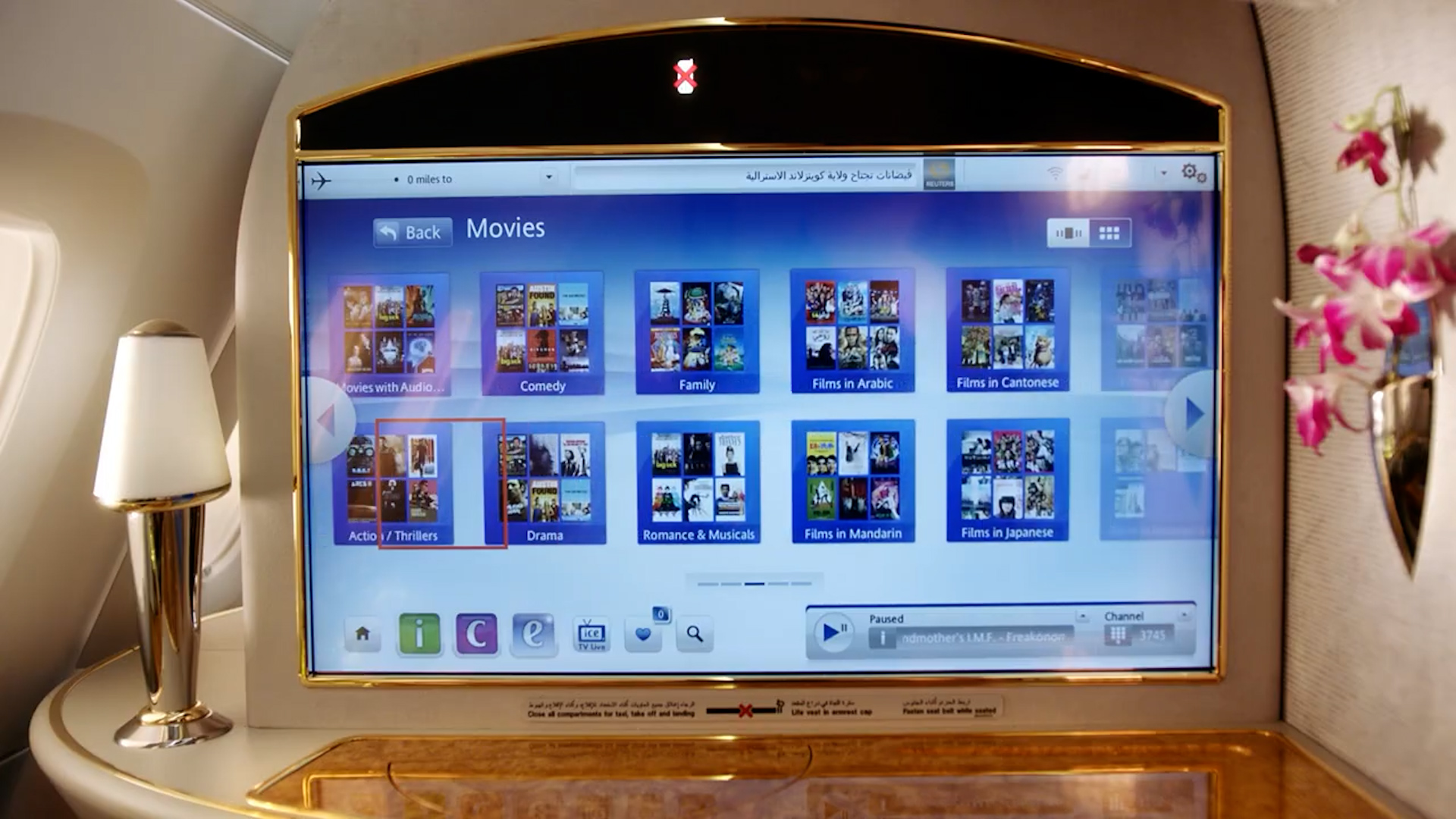 La pantalla personal ultra HD de 32 pulgadas que tiene cada butaca de primera clase de Emirates. (Captura de video Emirates)