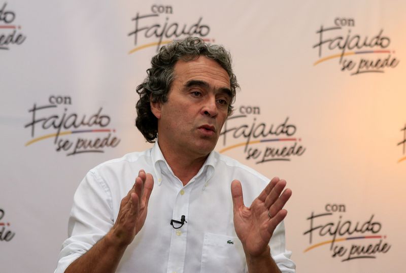 Foto de archivo. El candidato a la Presidencia de Colombia, Sergio Fajardo, habla en una entrevista con Reuters en Bogotá, Colombia, 1 de marzo, 2018.  REUTERS/Jaime Saldarriaga