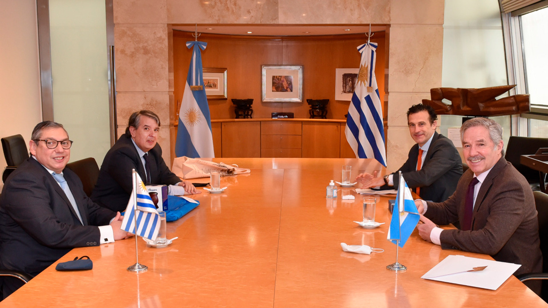 Felipe Solá recibió al nuevo embajador del Uruguay en la Argentina, Carlos Enciso