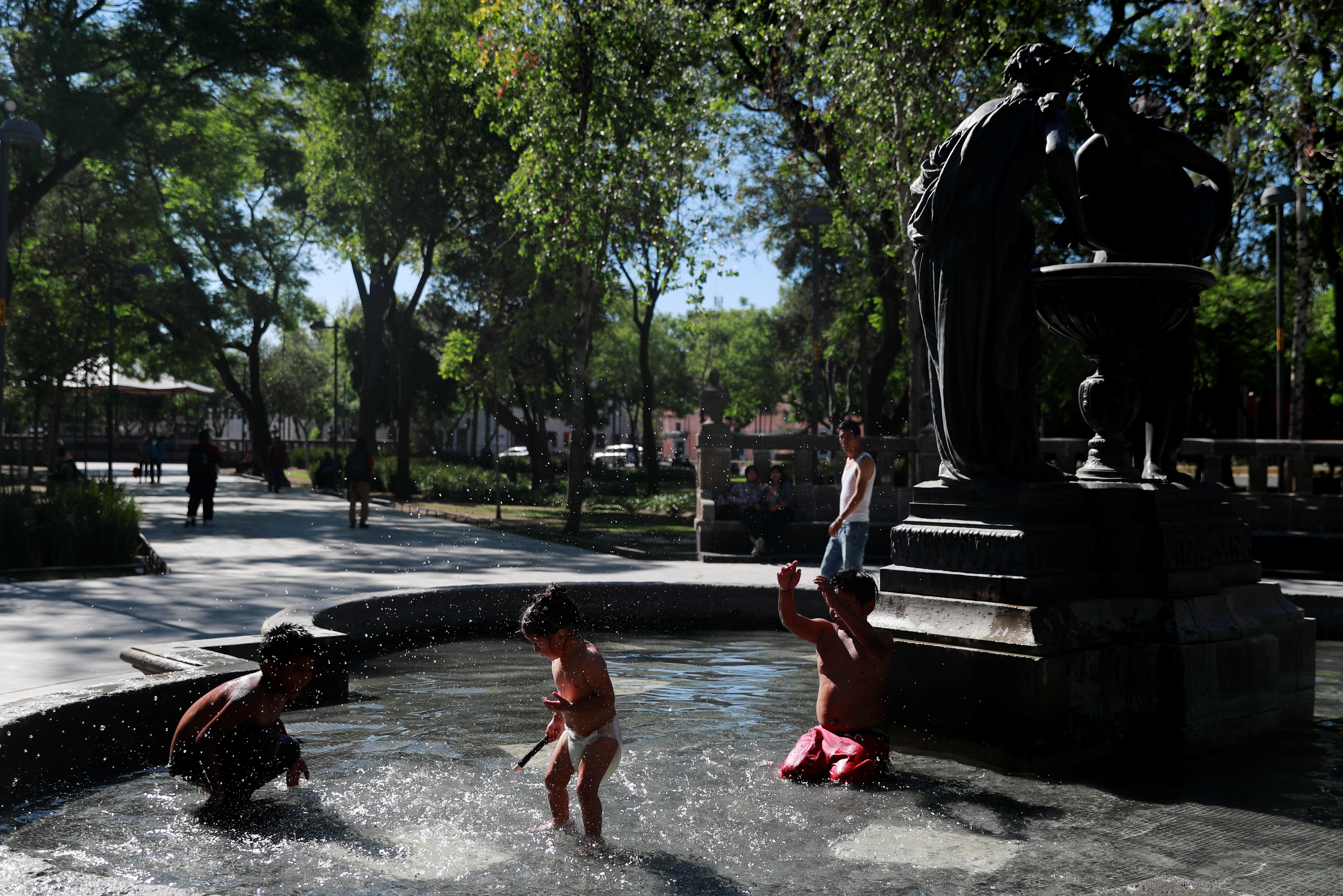 Los niños juegan en una fuente en el Parque Central de la Alameda después de que fue reabierta al público mientras continúa el brote de la enfermedad por coronavirus (COVID-19) en la Ciudad de México, México, 14 de junio de 2020. Foto: Reuters.