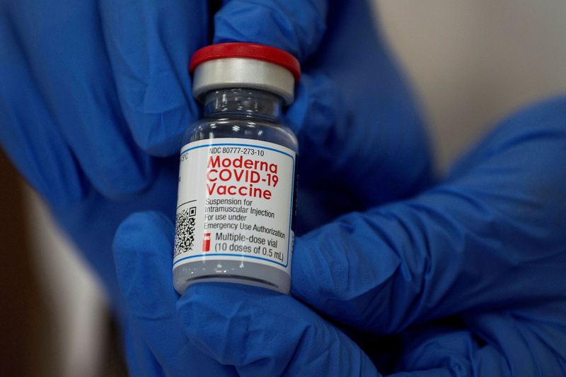 FOTO DE ARCHIVO: Un empleado muestra la vacuna contra la COVID-19 de Moderna en el hospital Long Island Jewish Valley Stream de Northwell Health en Nueva York, Estados Unidos, 21 de diciembre de 2020. REUTERS/Eduardo Muñoz