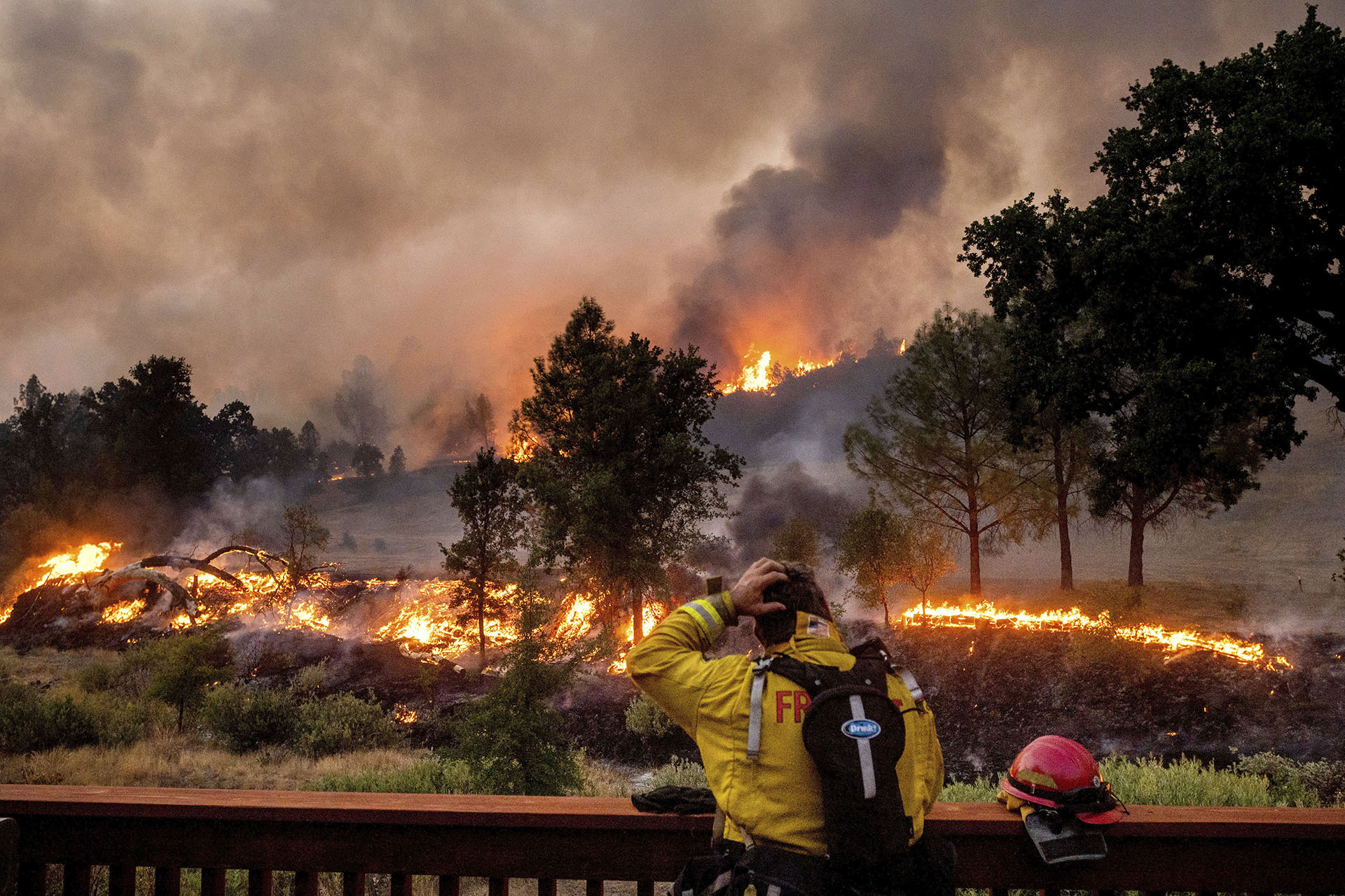 Un bombero se toma la cabeza al ver la magnitud del fuego (AP/Noah Berger)