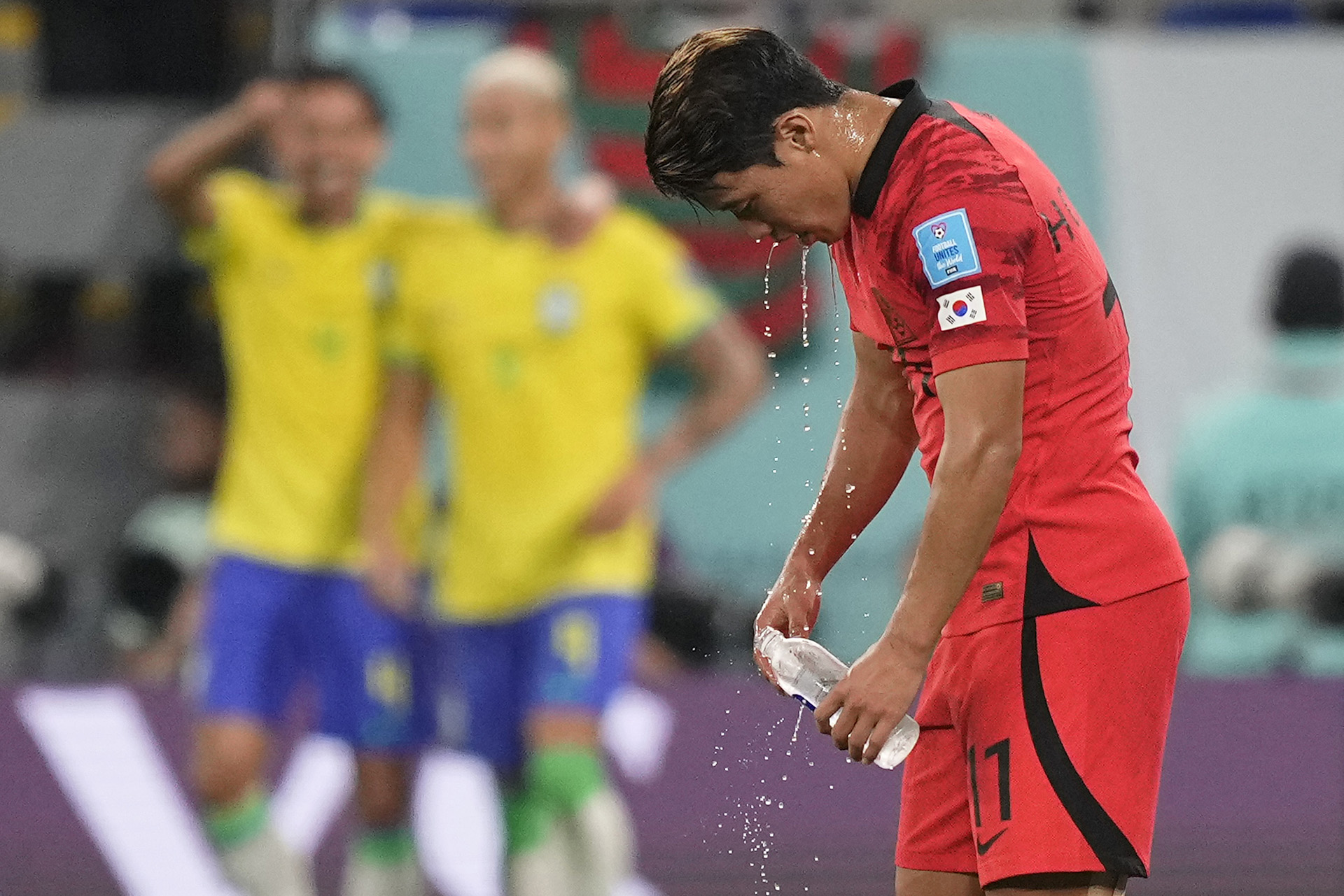 Hwang Hee-chan se hidrata durante la goleada de Brasil. Foto: AP Photo/Martin Meissner