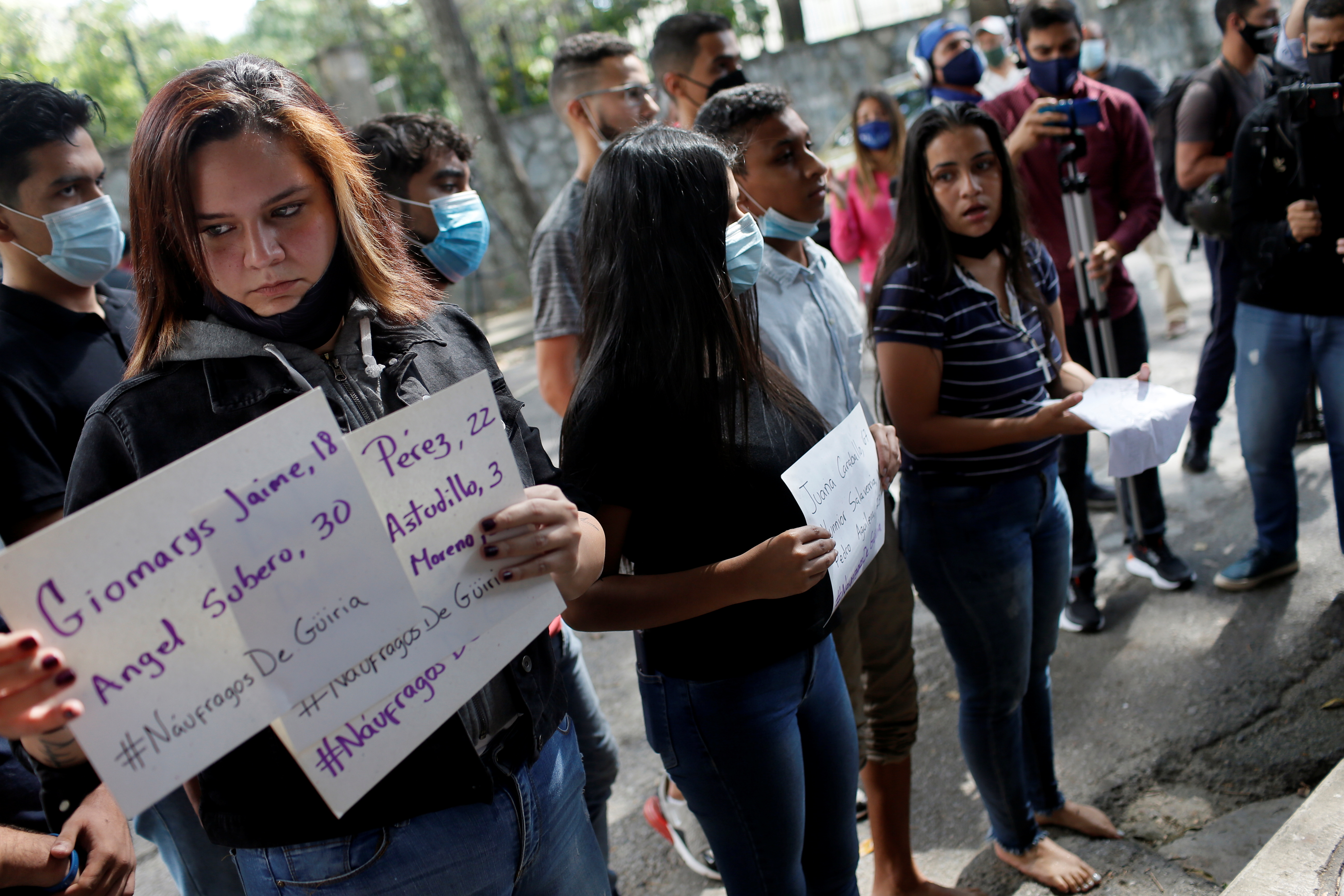 Protesta ante la embajada de Trinidad y Tobago en Caracas después del naufragio en el que murieron 20 personas, el 15 de diciembre. REUTERS/Manaure Quintero