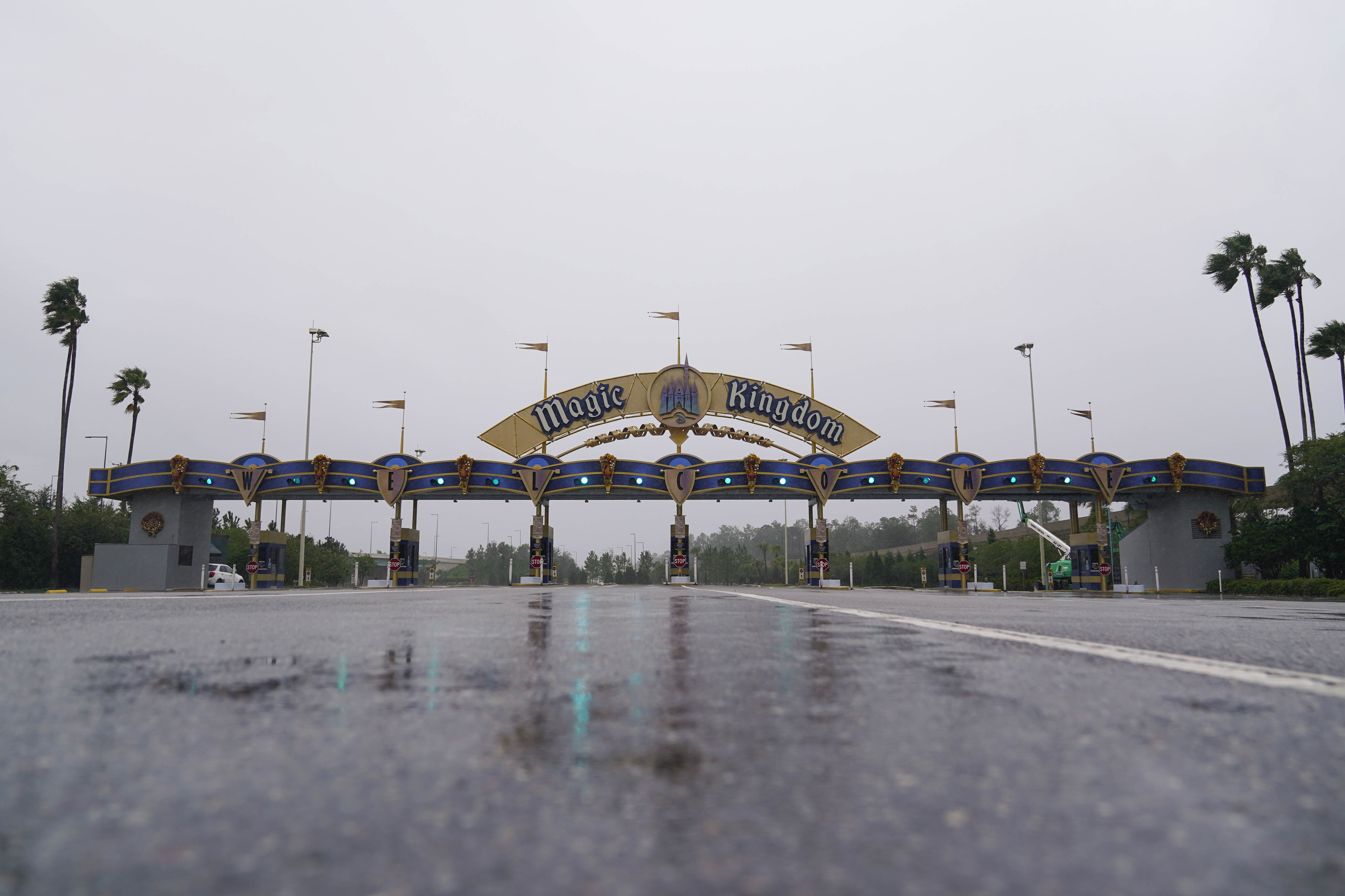 Disney World y otros parques de Orlando permanencen cerrados por la torment tropical Ian. (AP Photo/John Raoux)