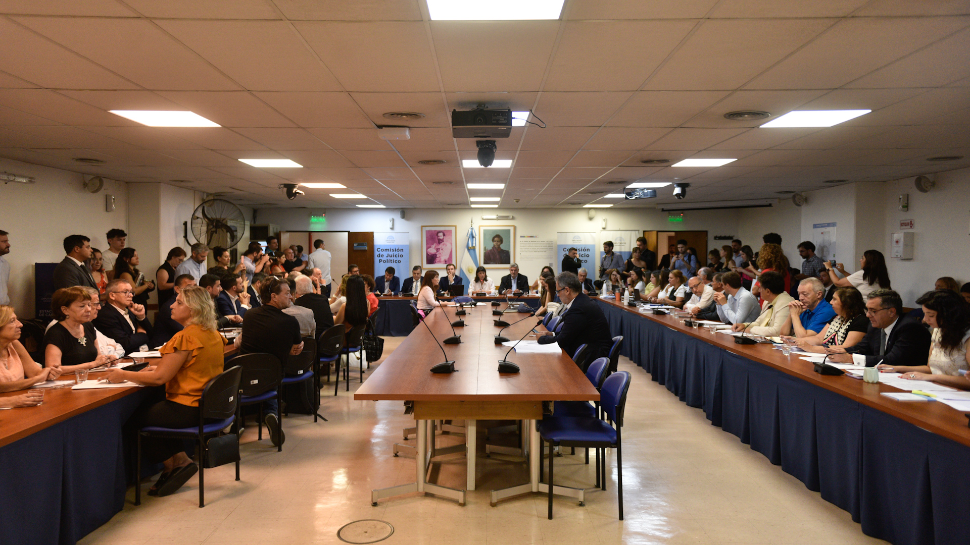 Una imagen panorámica de la Comisión de Juicio Político en su primera audiencia (Foto: Adrián Escandar)