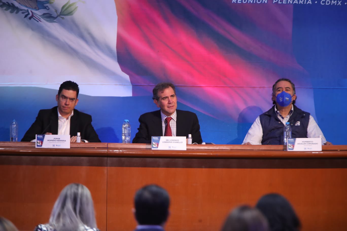 Durante la reunión plenaria del PAN, Lorenzo Córdova alertó sobre la debilitación de la democracia en México (Foto: Twitter/@lorenzocordovav)