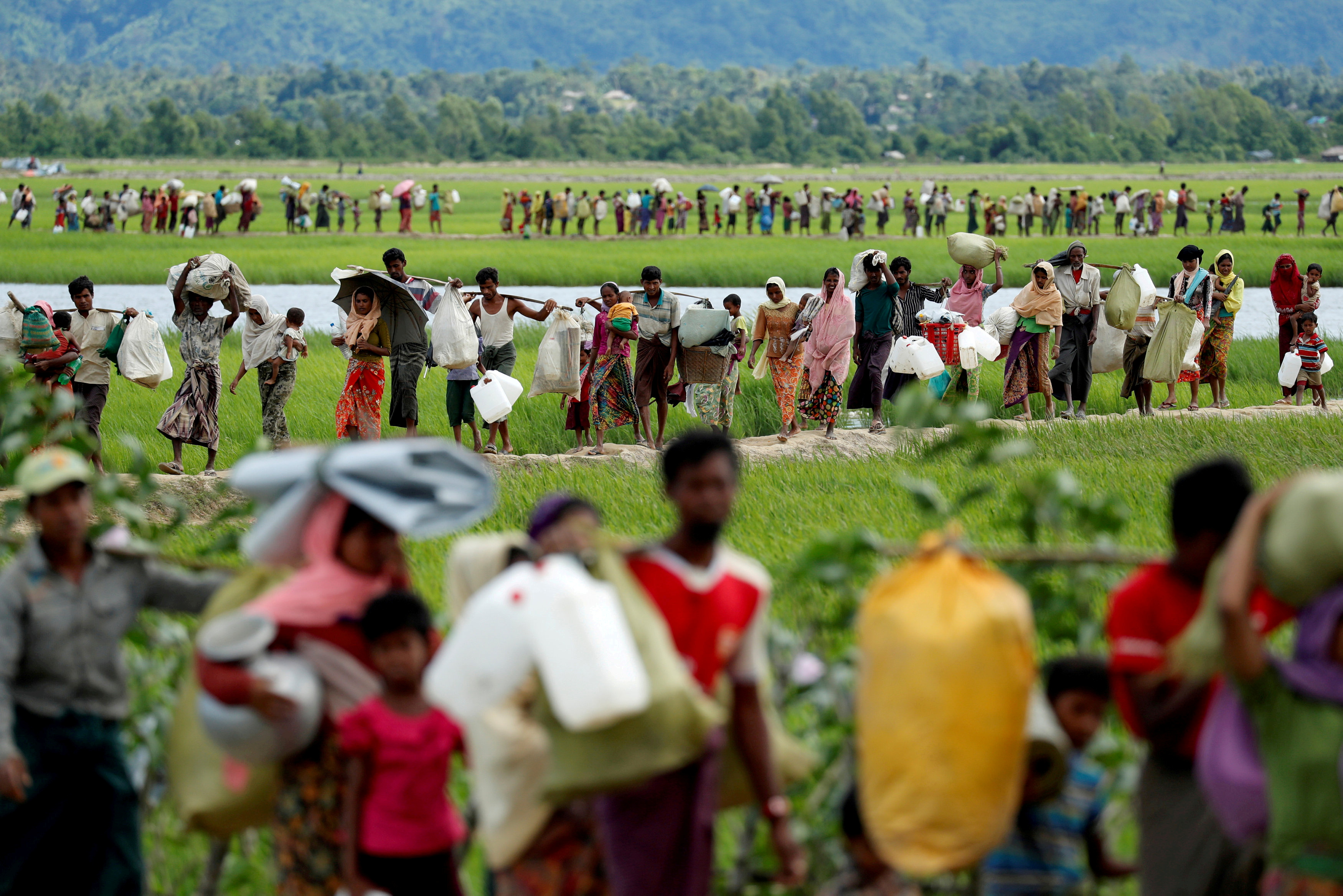 Refugiados cruzando desde Myanmar hacia Bangladesh (archivo REUTERS/Jorge Silva)