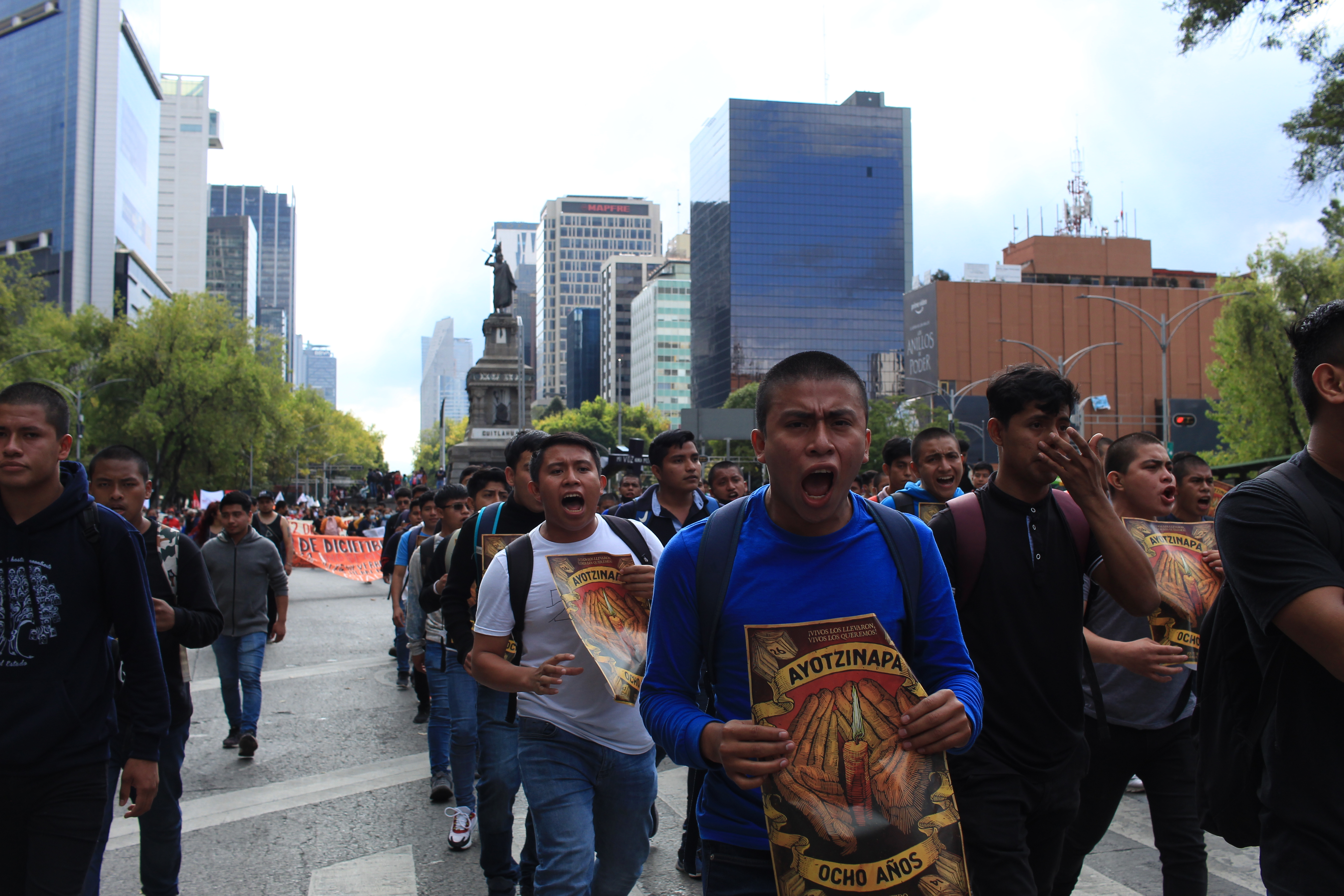 Compañeros normalistas continúan en la búsqueda por la verdad sobre los 43 estudiantes desaparecidos. (Foto: Baruc Mayen/Infobae México)