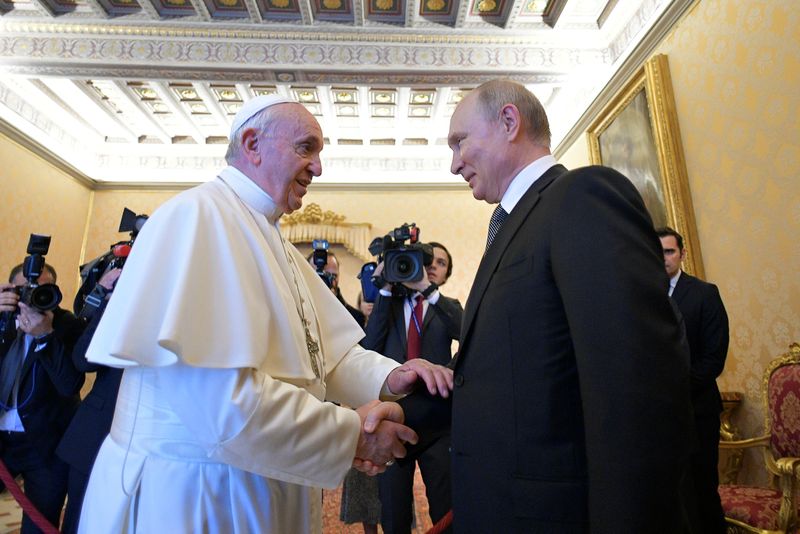 El Papa Francisco y el presidente ruso Vladimir Putin durante un encuentro oficial en el Vaticano