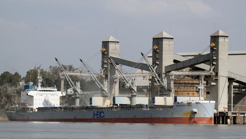 Altri tempi: un barco cargando granos en el puerto de Rosario. . REUTERS/Agustin Marcarian