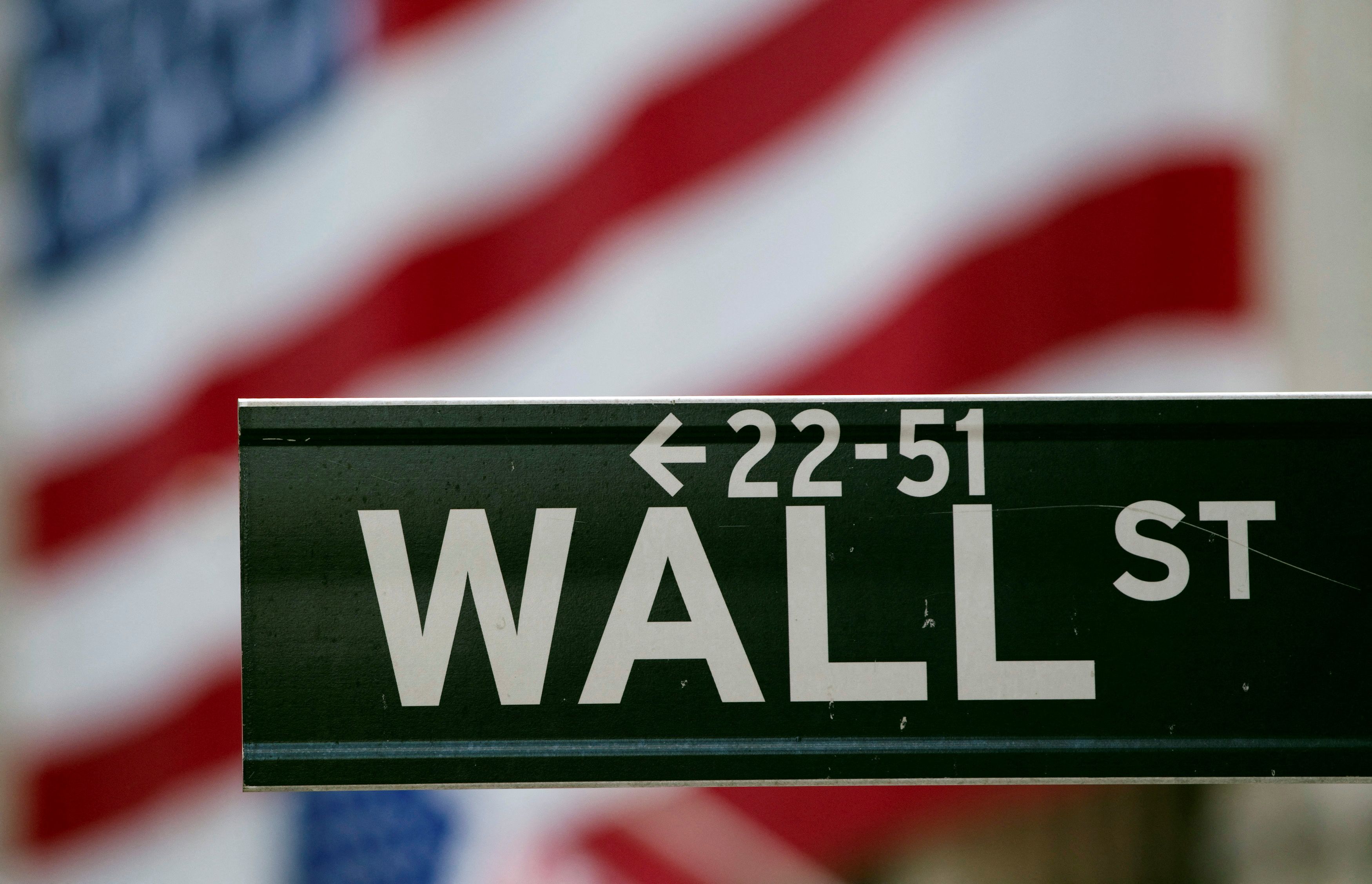 FOTO DE ARCHIVO: Un cartel de Wall Street cuelga de un poste indicador frente a la Bolsa de Nueva York el 5 de agosto de 2011. REUTERS/Lucas Jackson