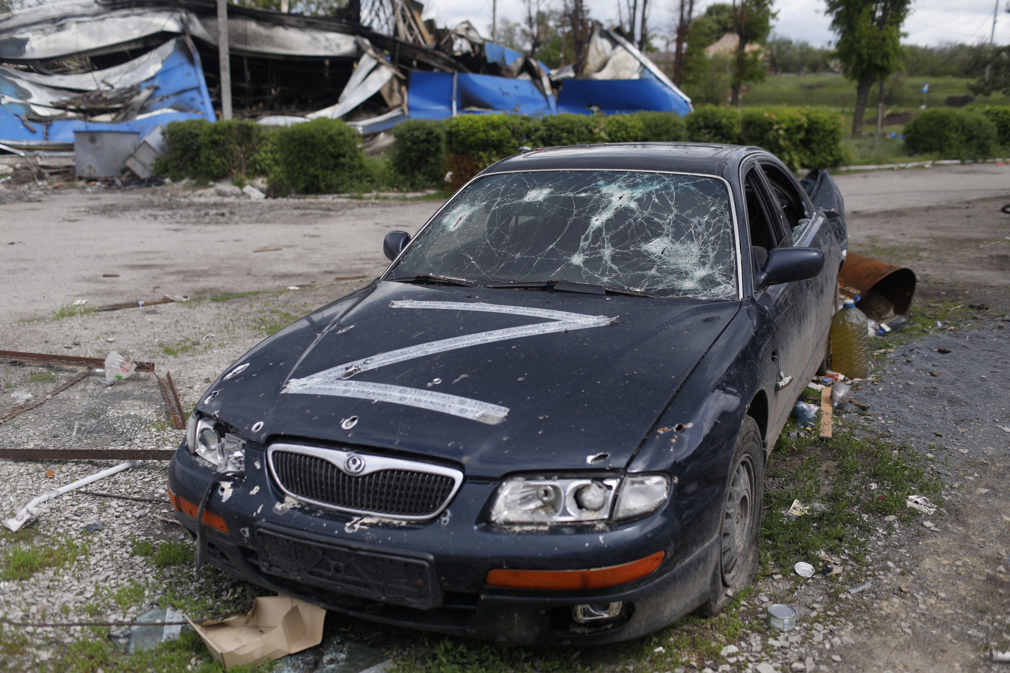 Un vehículo destruido con una letra Z en Ruska Lozova, una aldea recuperada por las fuerzas ucranianas (REUTERS/Ricardo Moraes)