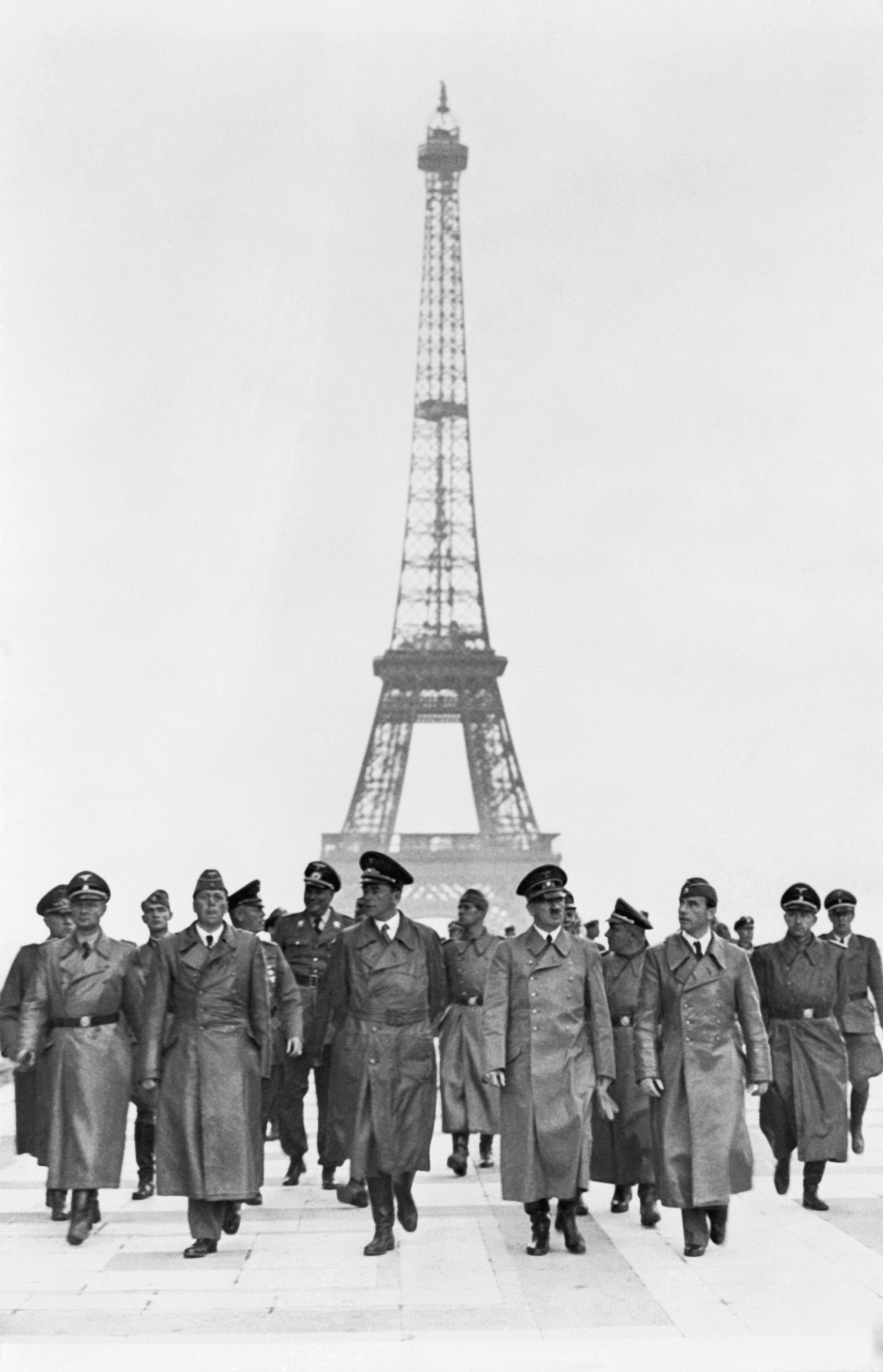 La Torre Eiffel, símbolo de la ciudad de París, aparece de fondo mientras Hitler y otros jerarcas nazis la capital francesa conquistada por el Tercer Reich en junio de 1940 (Heinrich Hoffmann)