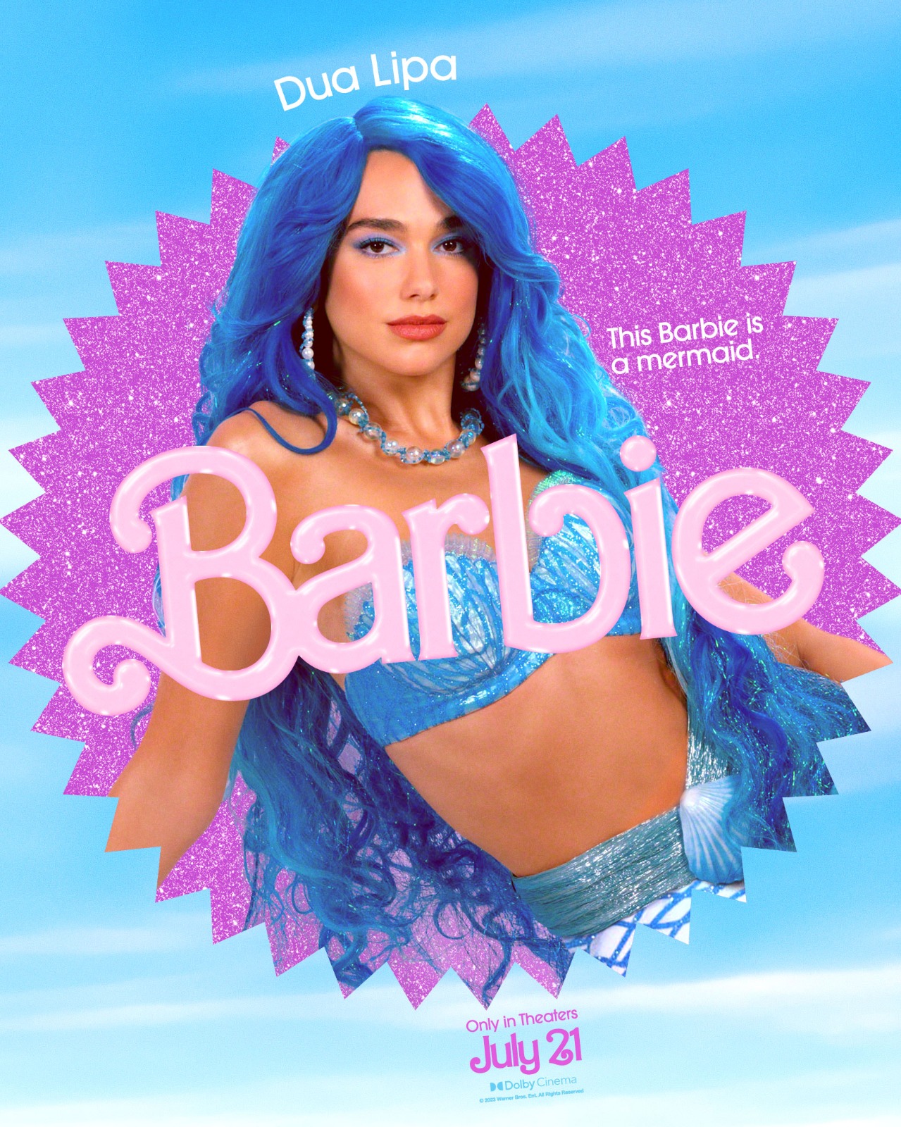 Nuevos pósters de la esperada película protagonizada por Margot Robbie y Ryan Gosling. en la imagen Dua Lipa como Barbie Sirena.