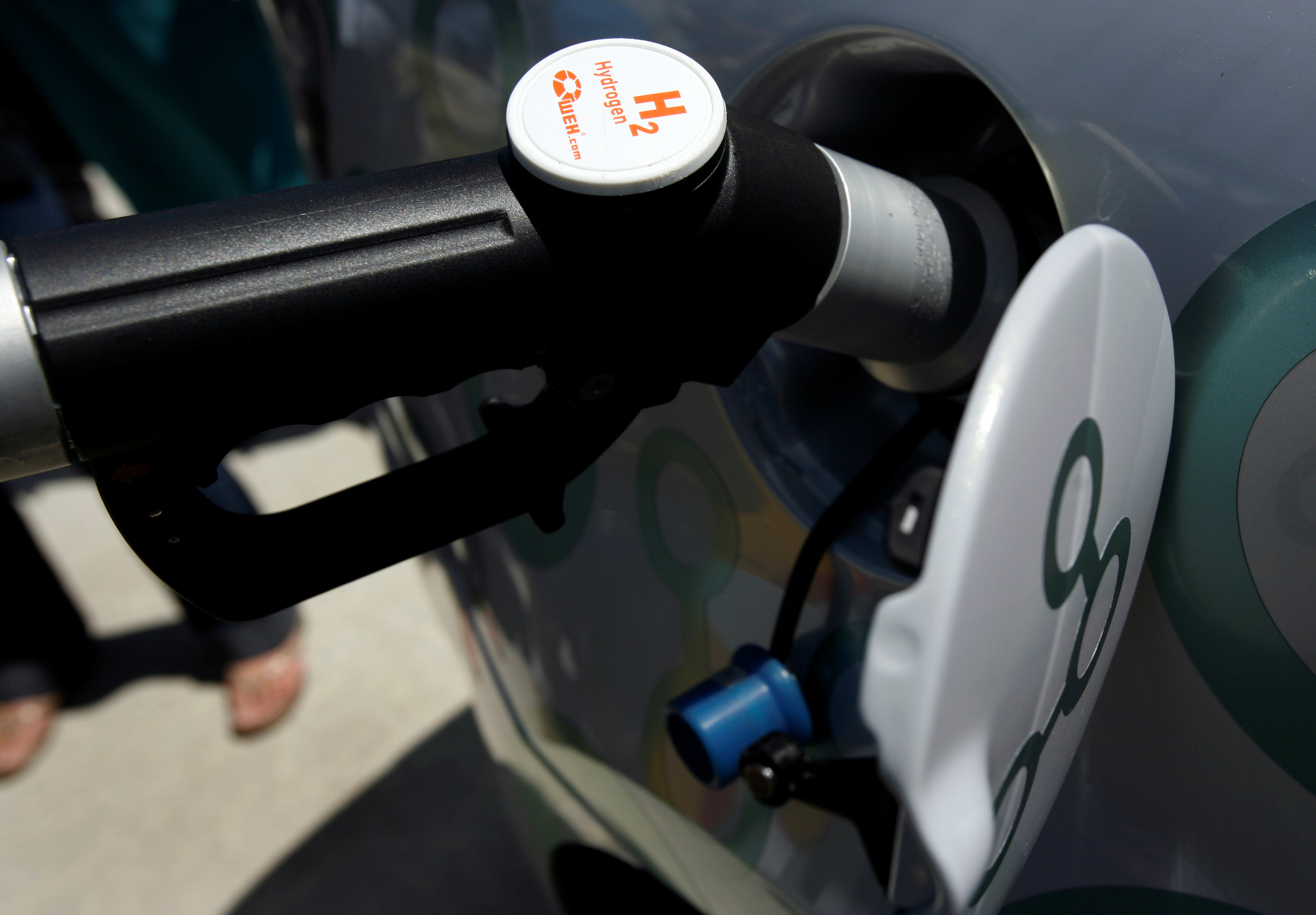 Tanto para motores de combustión directa como para los de pila de combustible de hidrógeno, la imagen de un surtidor que llene los tanques de un vehículo con el gas es algo que se verá cada vez con mayor frecuencia. (UNITED STATES ENERGY ENVIRONMENT TRANSPORT)/File Photo