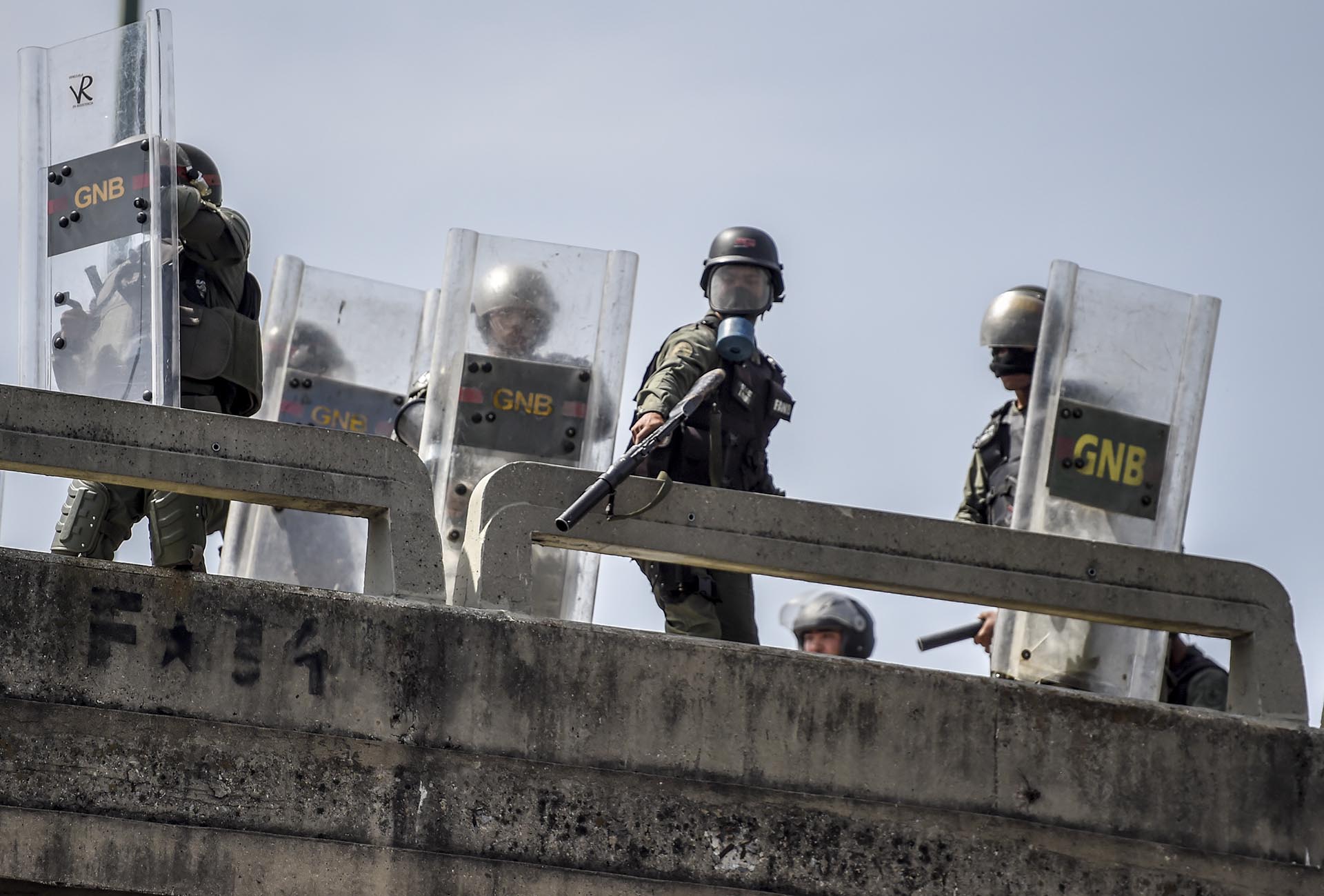 Foto de archivo: Un soldado de la Guardia Nacional de Venezuela apunta su lanzagranadas desde un puente hacia los manifestantes de una protesta contra el régimen chavista en Caracas el 4 de abril de 2017 (AFP / JUAN BARRETO)