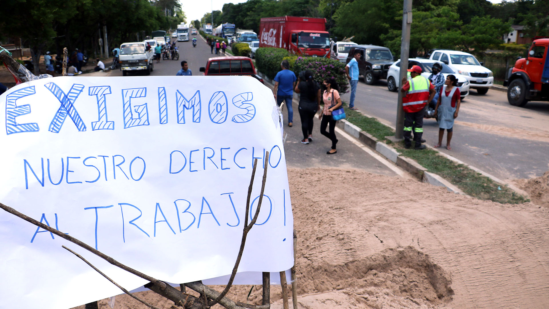Vista de un cartel encima de un cerco de arena que bloquea una calle hoy en Santa Cruz (Bolivia) (EFE/ Juan Carlos Torrejón)

