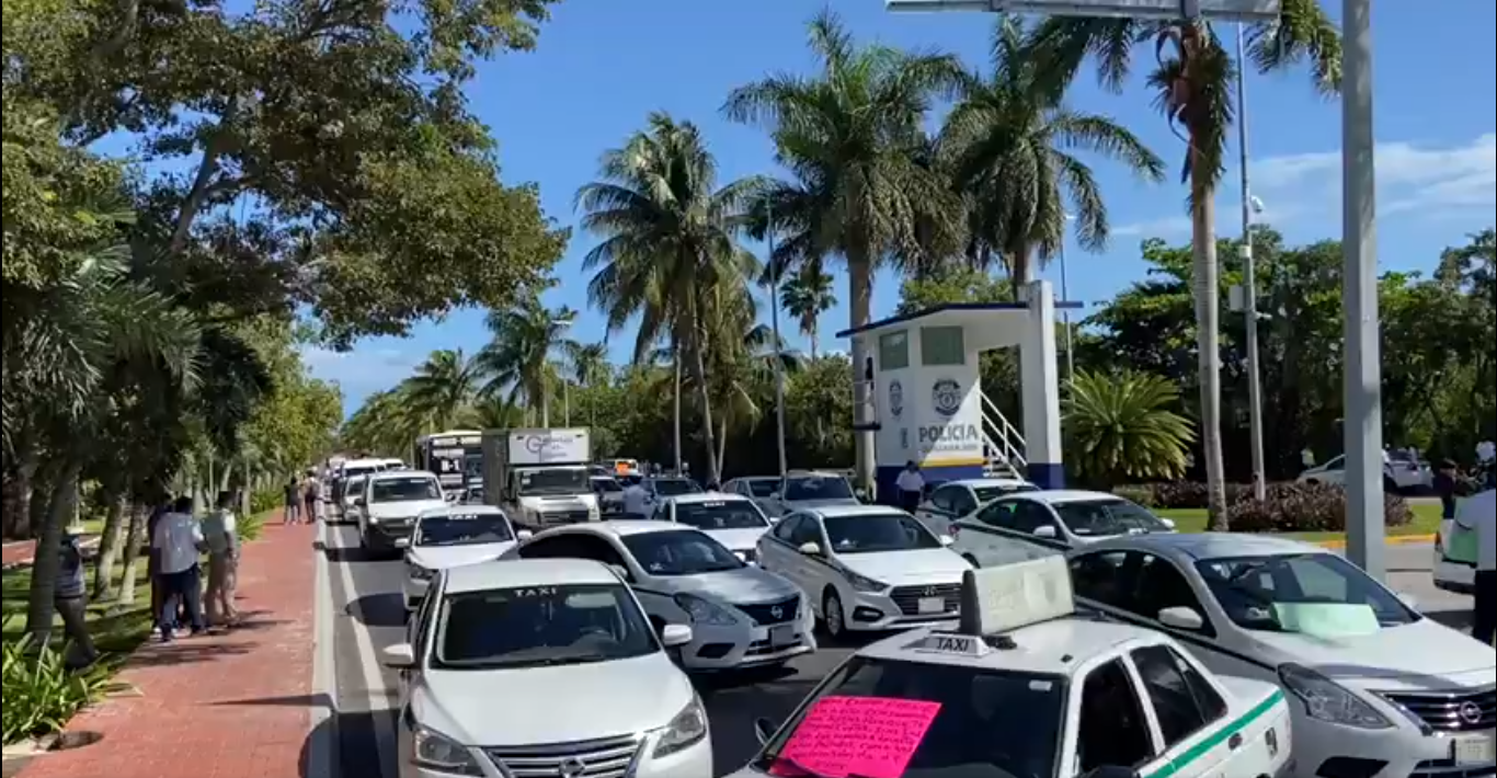 Bloqueo en la zona hotelera de Cancún provocó que turistas caminaran kilómetros rumbo al aeropuerto