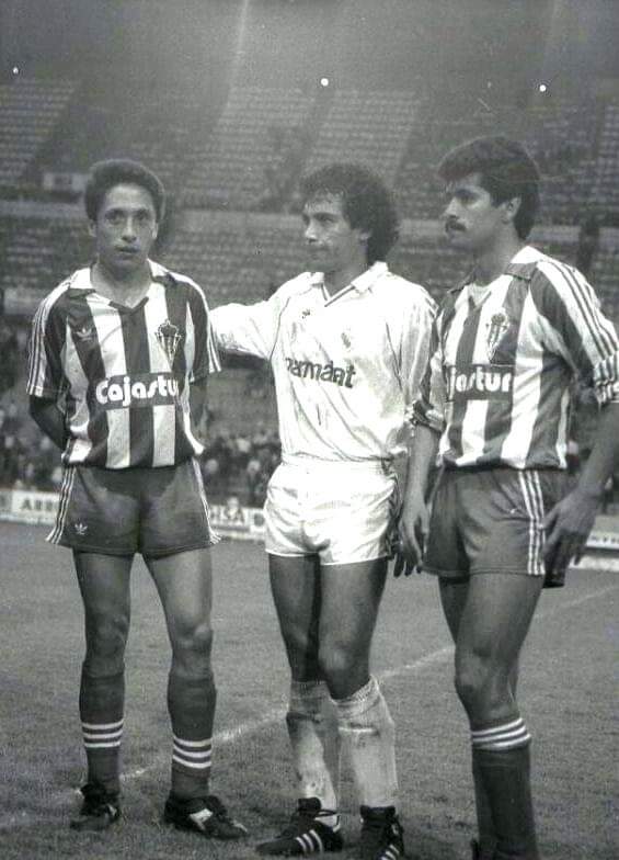 Tres mexicanos en el fútbol español en los años ochenta: en los extremos Manuel Negrete y Luis Flores, ambos del Sporting de Gijón, y entre ellos Hugo Sánchez, por entonces goleador del Real Madrid (@cuadrilatero_el)