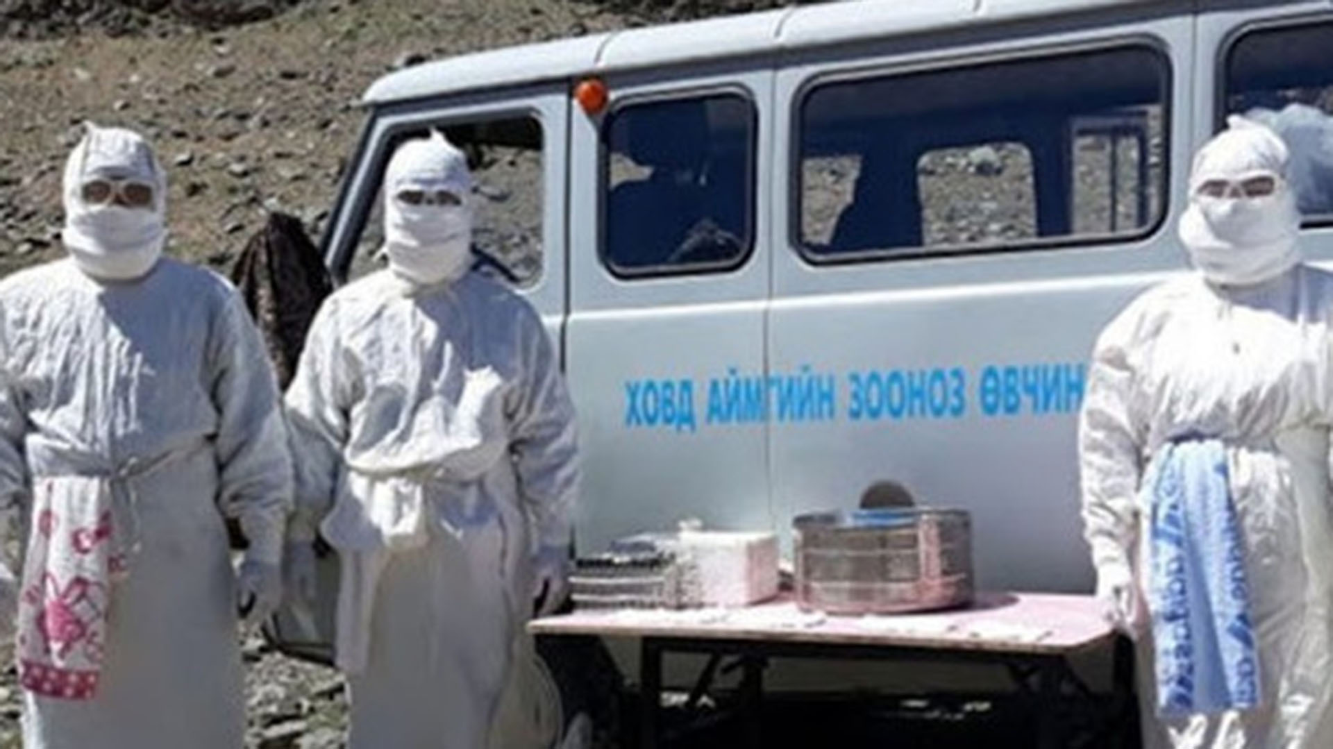 Personal sanitario mongol en la region afectada por un brote de peste bubónica (Centralasia.Media)
