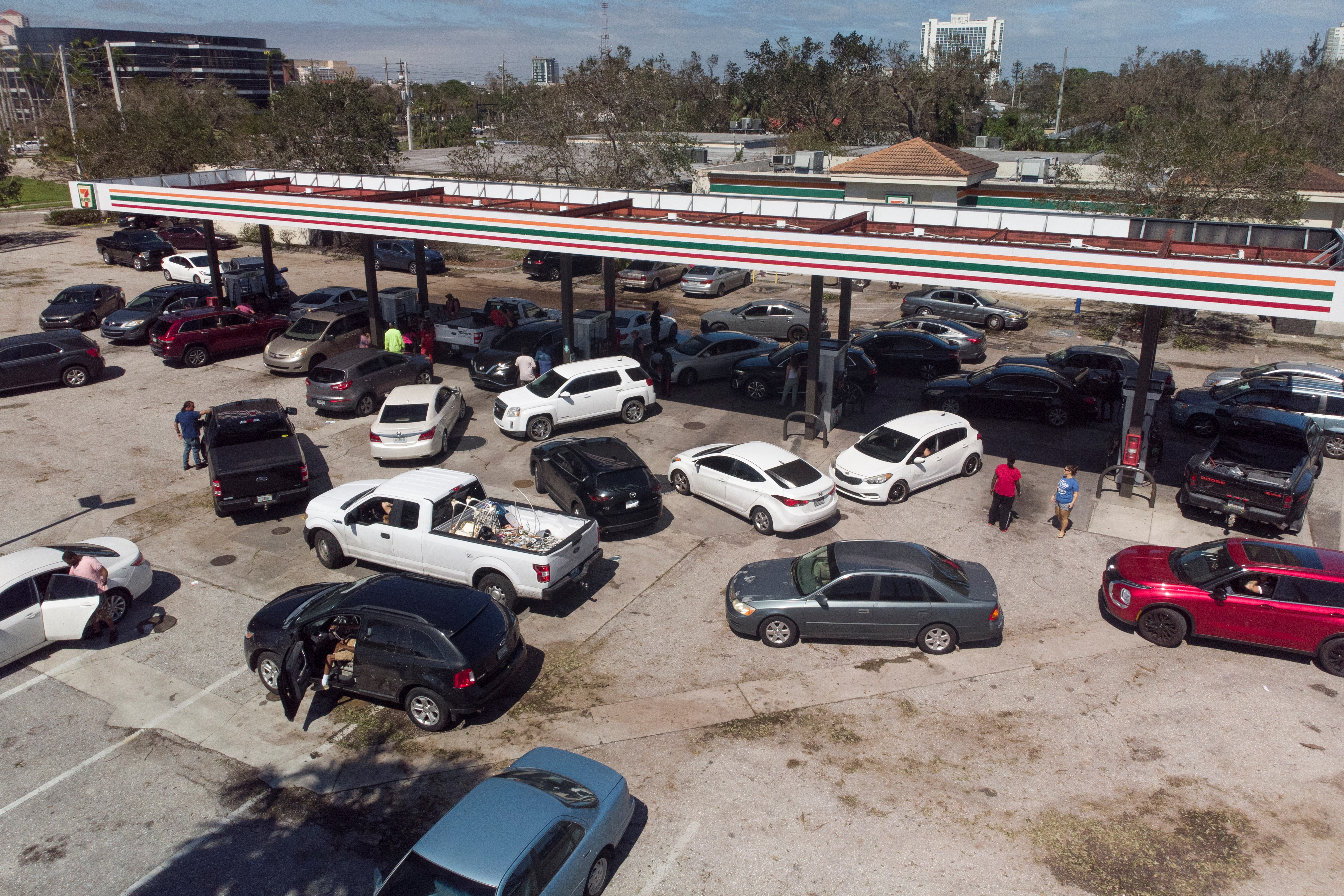 Los automovilistas hacen cola en una gasolinera después de que el huracán Ian causara una destrucción generalizada, en Fort Myers, Florida, el 29 de septiembre de 2022. (REUTERS/Marco Bello)